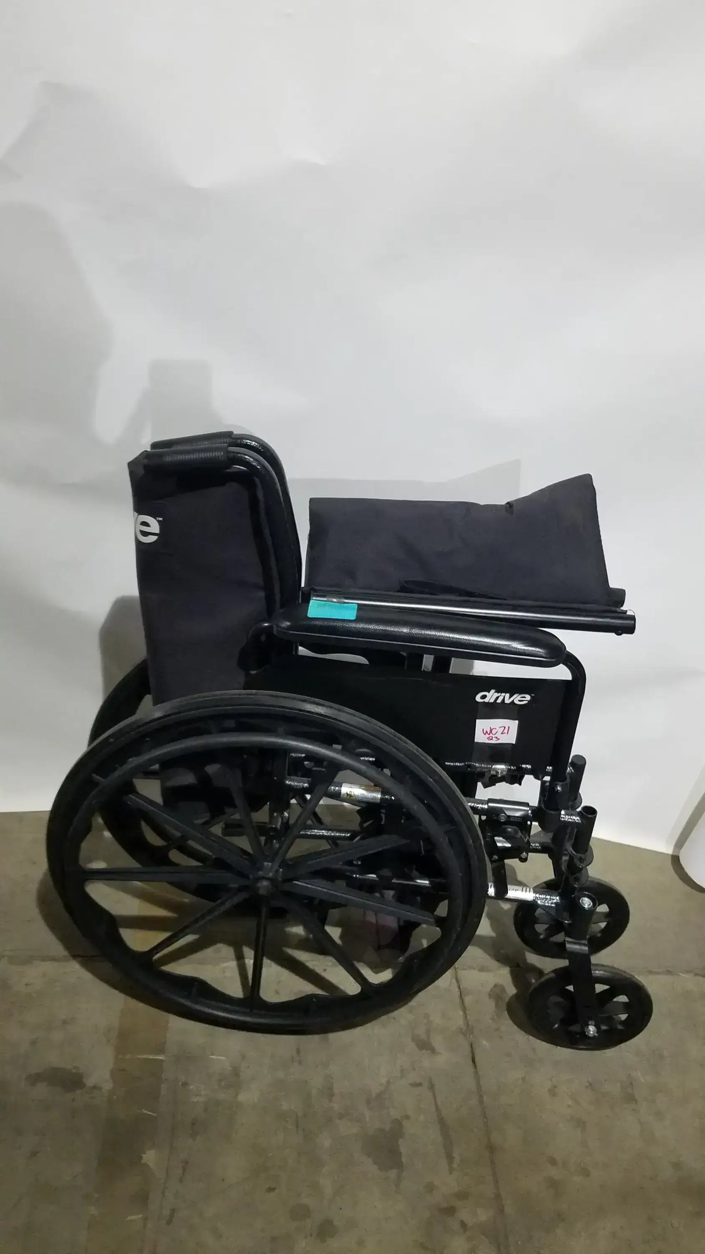 Reuse Medical Equipment Drive Medical Silver Sport 2 Folding Wheelchair Lightweight Black Seat Wheelchairs, second-hand product photo 4