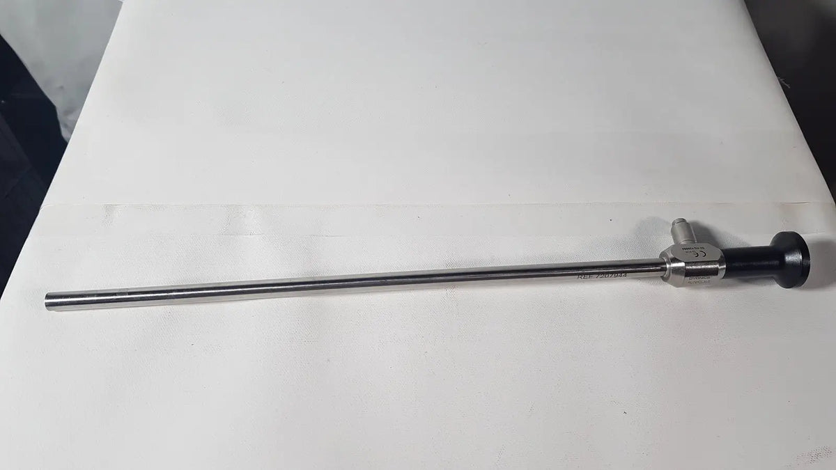 Silver surgical endoscope with black handle and metallic joints from dyonics autoclave ref 7207944 0° laparoscope