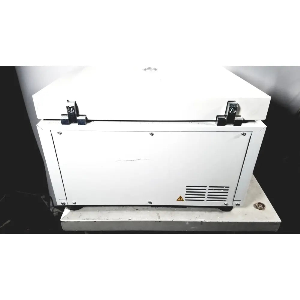 White rectangular laboratory eppendorf centriifuge model 5810 with black latches and vented side panel