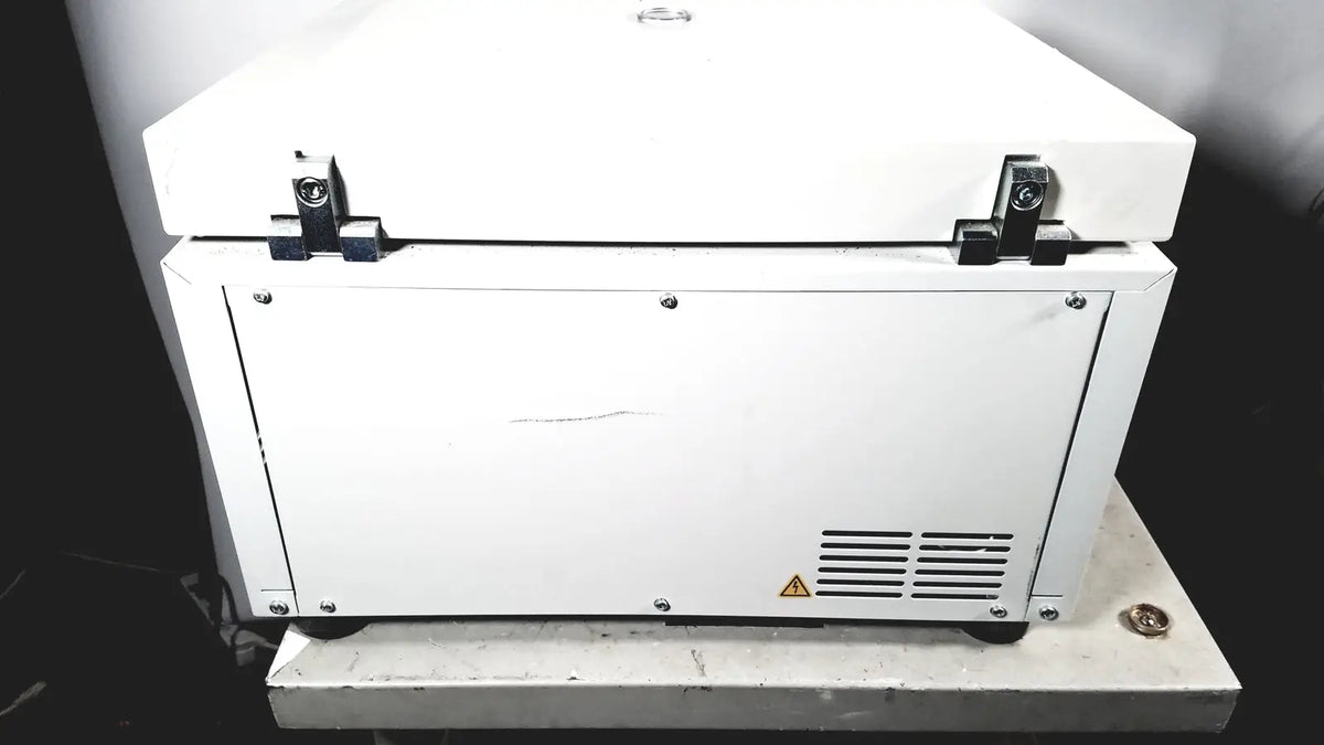 White rectangular laboratory eppendorf centriifuge model 5810 with black latches and vented side panel
