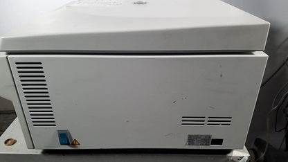 White rectangular eppendorf centriifuge model 5810 with hinged lid and ventilation for reuse medical applications