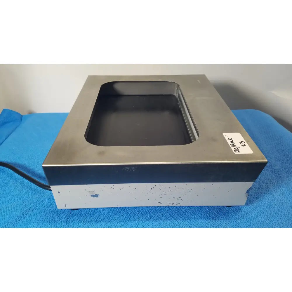 Rectangular stainless steel fisher scientific 135 tissueprep flotation bath with black interior tray and white base