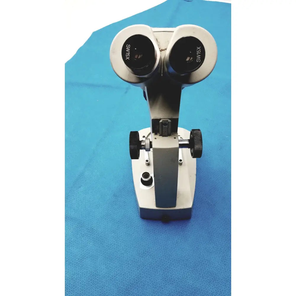 Silver and black fisher scientific stereomaster ii microscope with sw15x dual-lens binocular eyepieces and sturdy build