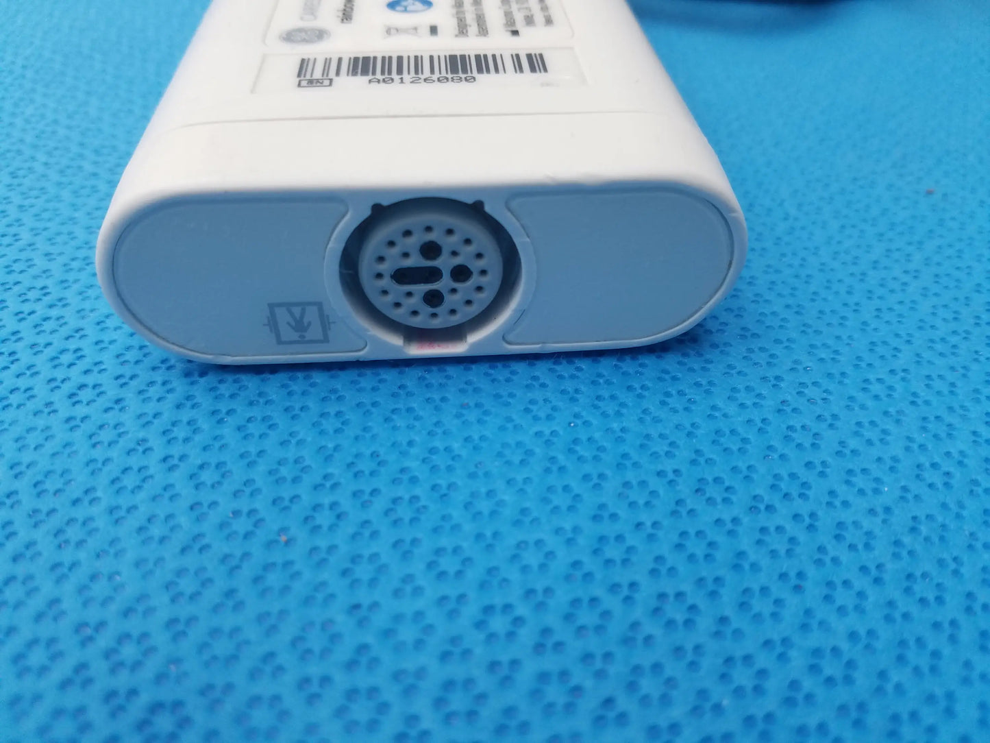 White plastic USB flash drive with circular port and barcode label for GE Carescape masimo rainbow set ref 4184