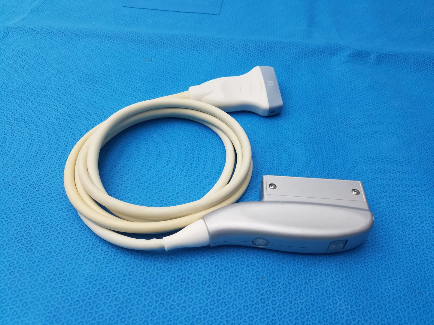 Ge healthcare 9l-rs silver and white linear array ultrasound probe with coiled beige cable for ultrasound imaging