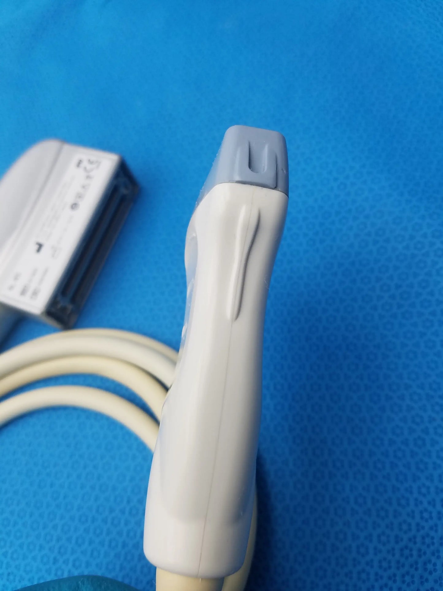 Ge healthcare 9l-rs linear array ultrasound probe gray and white with sleek ergonomic design for ultrasound imaging