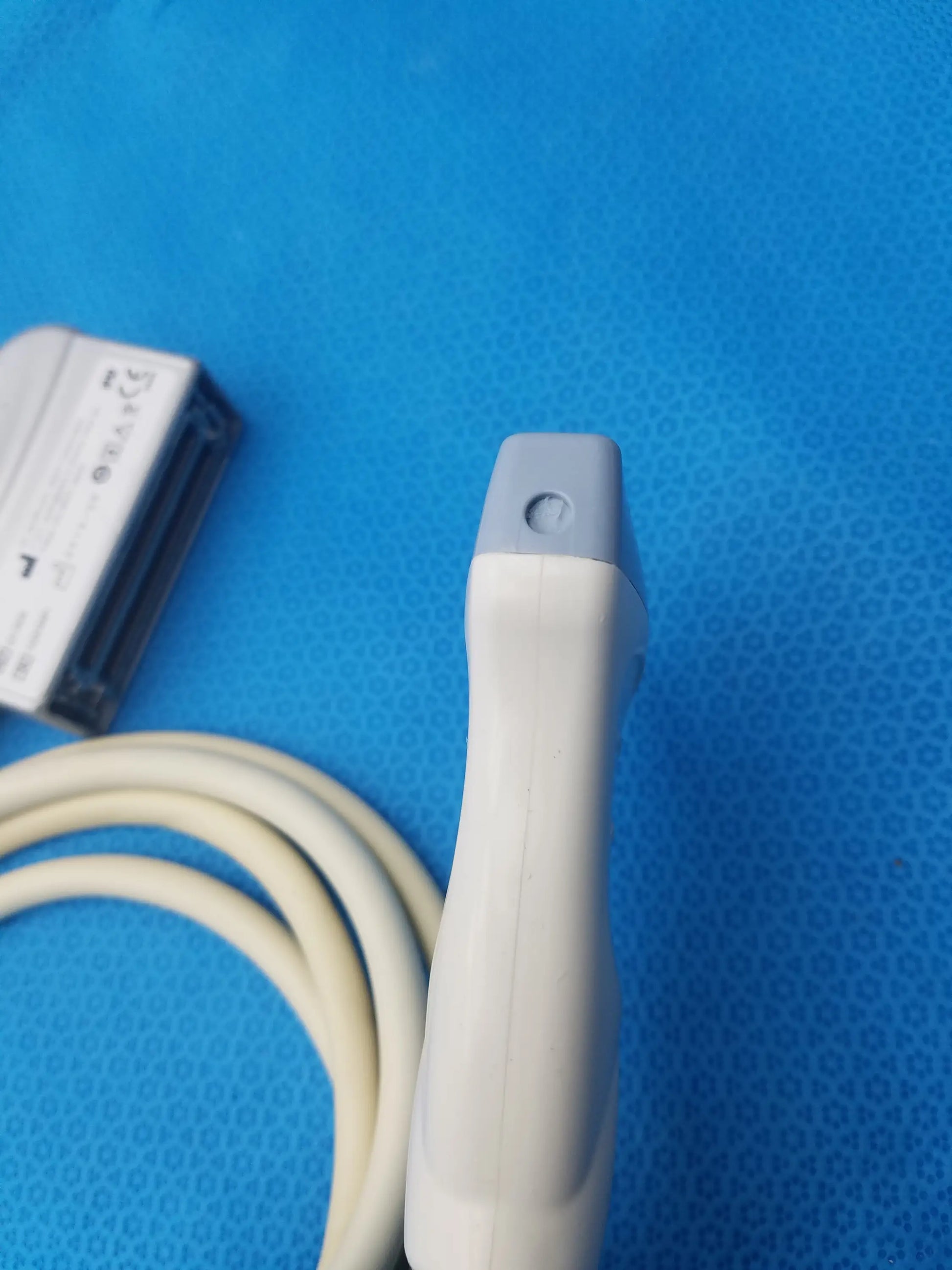 Gray and white GE Healthcare 9L-RS linear array ultrasound probe with smooth ergonomic design for ultrasound imaging