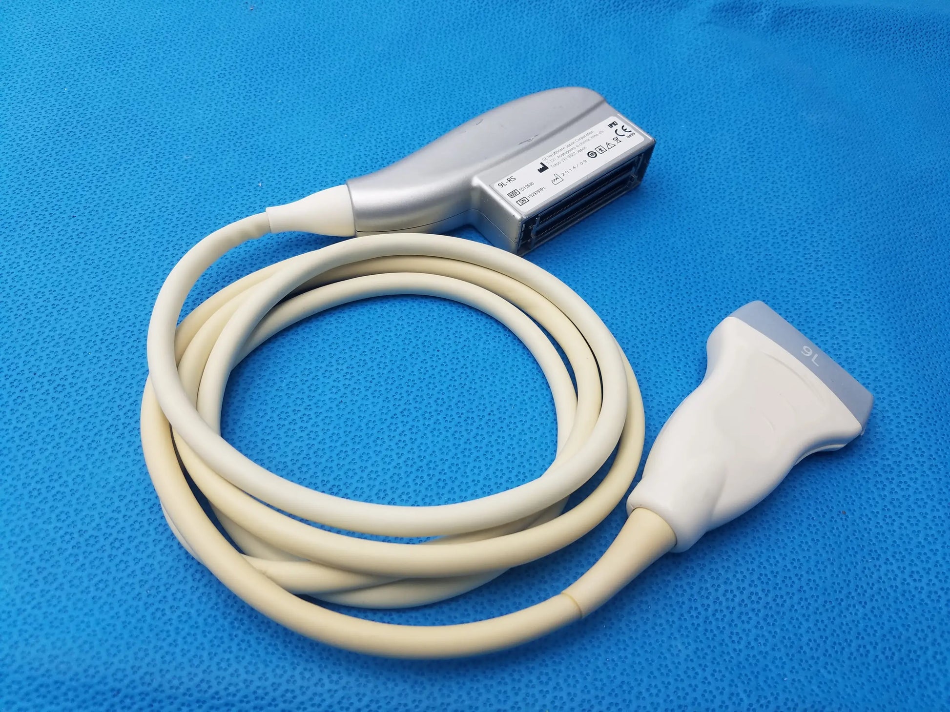 Ge healthcare 9l-rs silver and white linear array ultrasound probe with coiled beige cable for ultrasound imaging