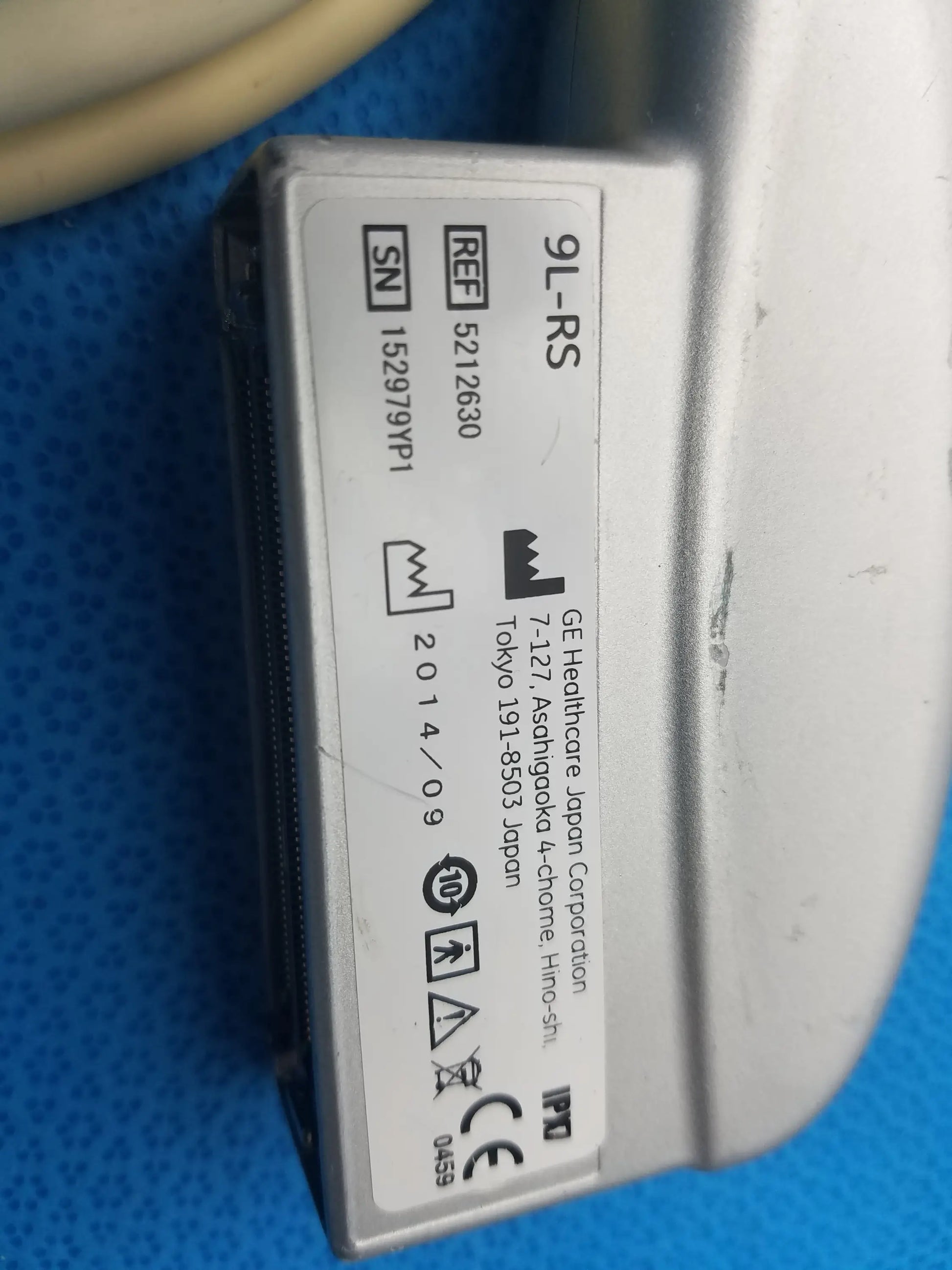 White rectangular label with black text showing product information for ge healthcare 9l-rs linear array ultrasound probe ref 5212630