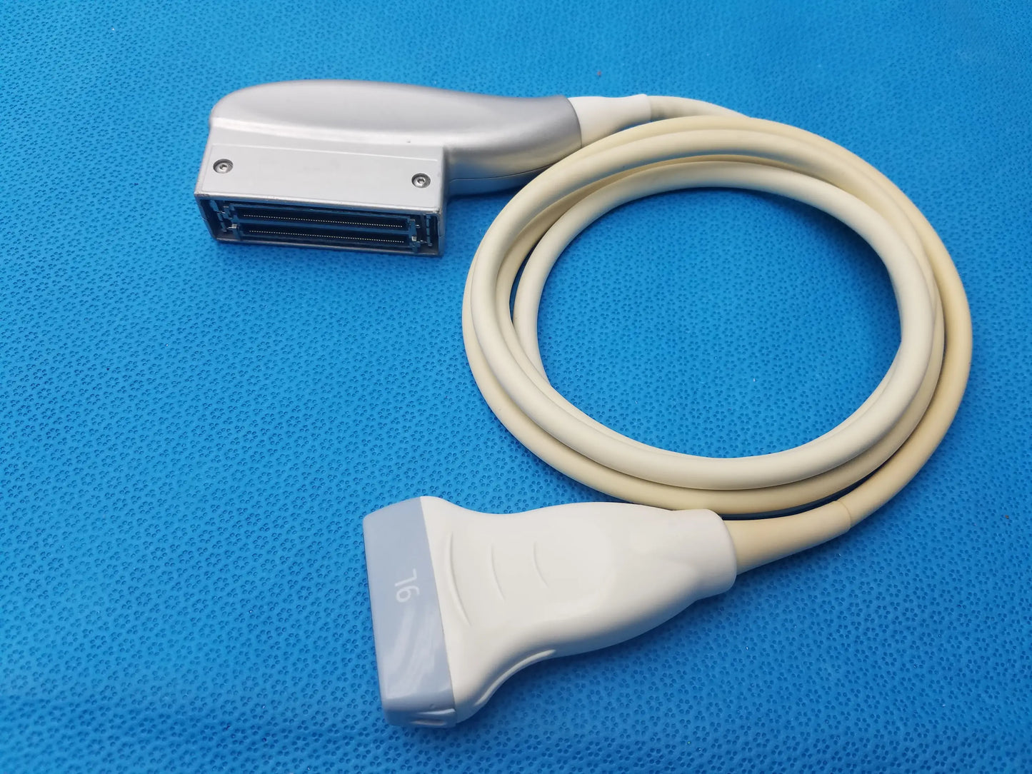 Ge healthcare 9l-rs silver and white linear array ultrasound probe with coiled beige cable for ultrasound imaging