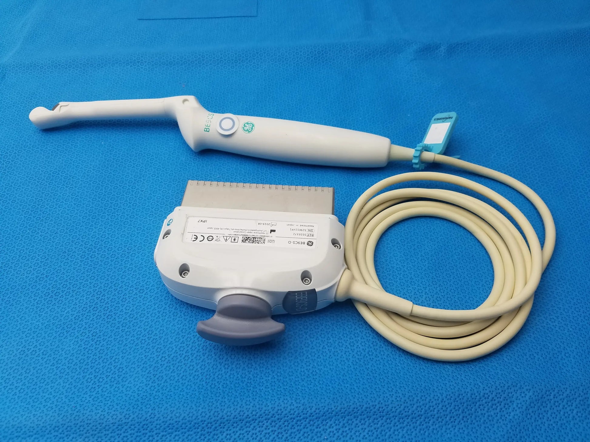 Ge healthcare be9cs-d bi-plane micro convex ultrasound probe white and gray handheld with beige coiled cable and circular button