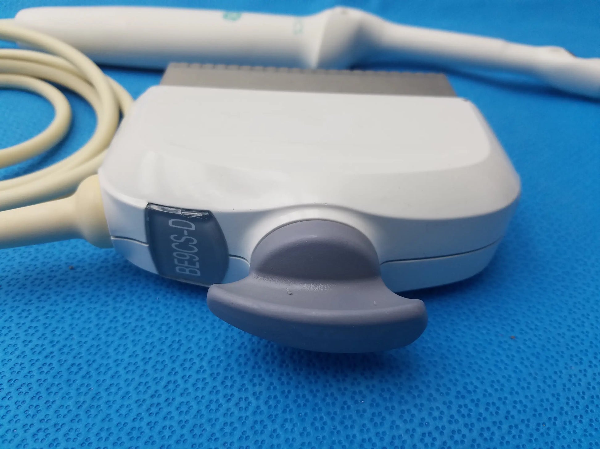 White and gray ge healthcare be9cs-d bi-plane micro convex ultrasound probe with beige cable for medical imaging