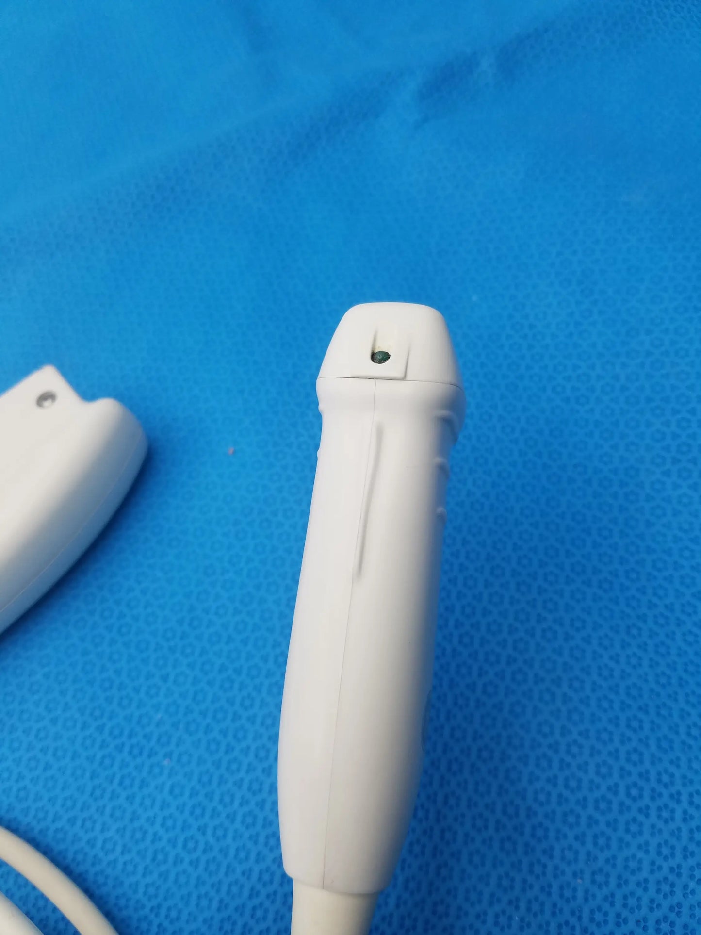 Ge medical systems 3s-rs white plastic ultrasound transducer probe with smooth ergonomic design for ultrasound imaging