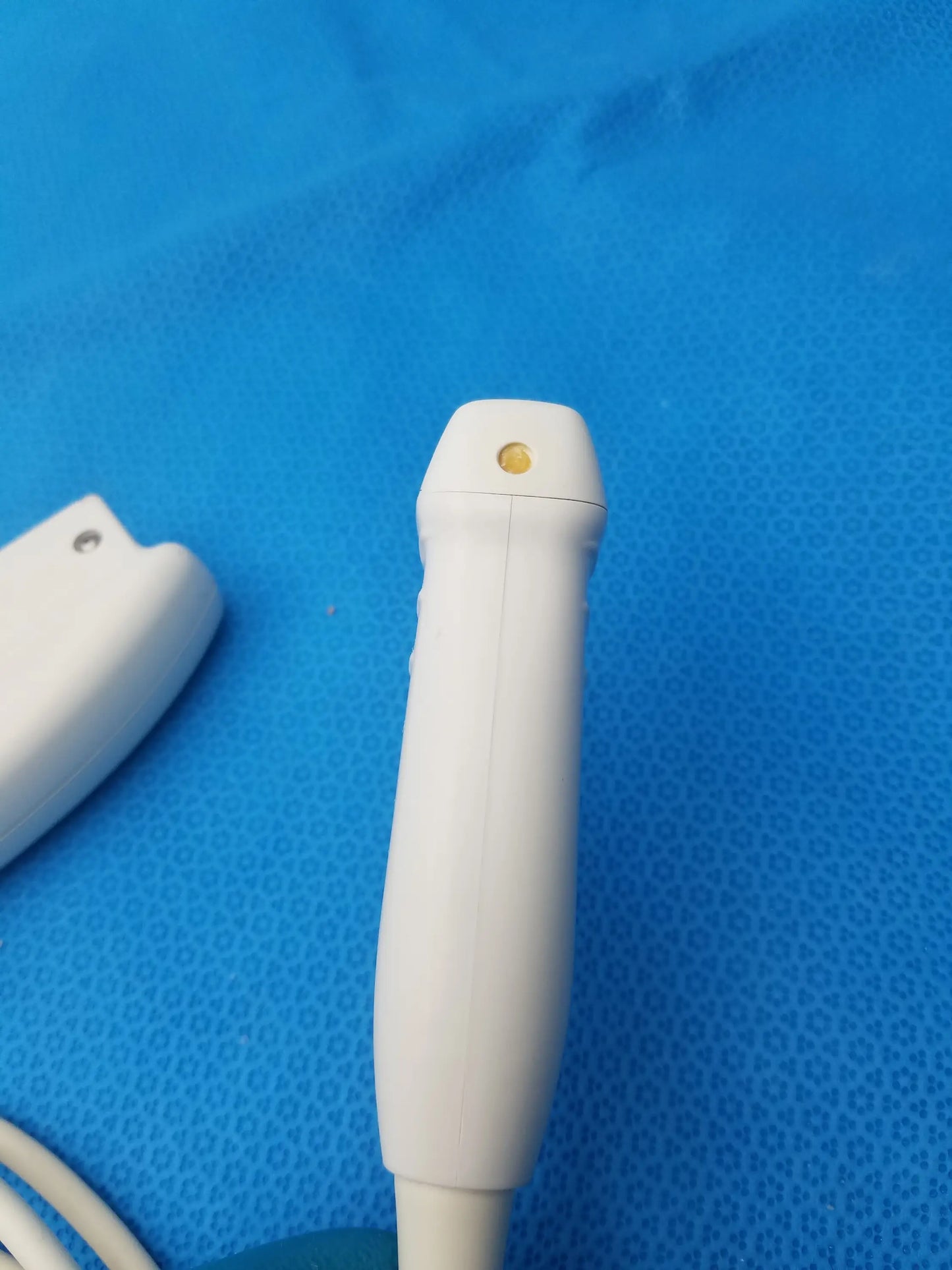 Ge medical systems 3s-rs white ultrasound transducer probe with smooth ergonomic grip and yellow detail for ultrasound imaging