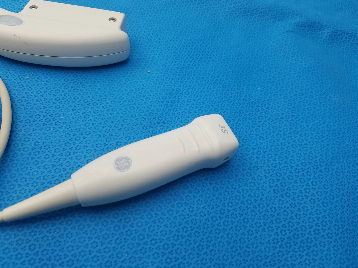 Ge medical systems 3s-rs white ultrasound transducer probe with smooth ergonomic design for ultrasound imaging