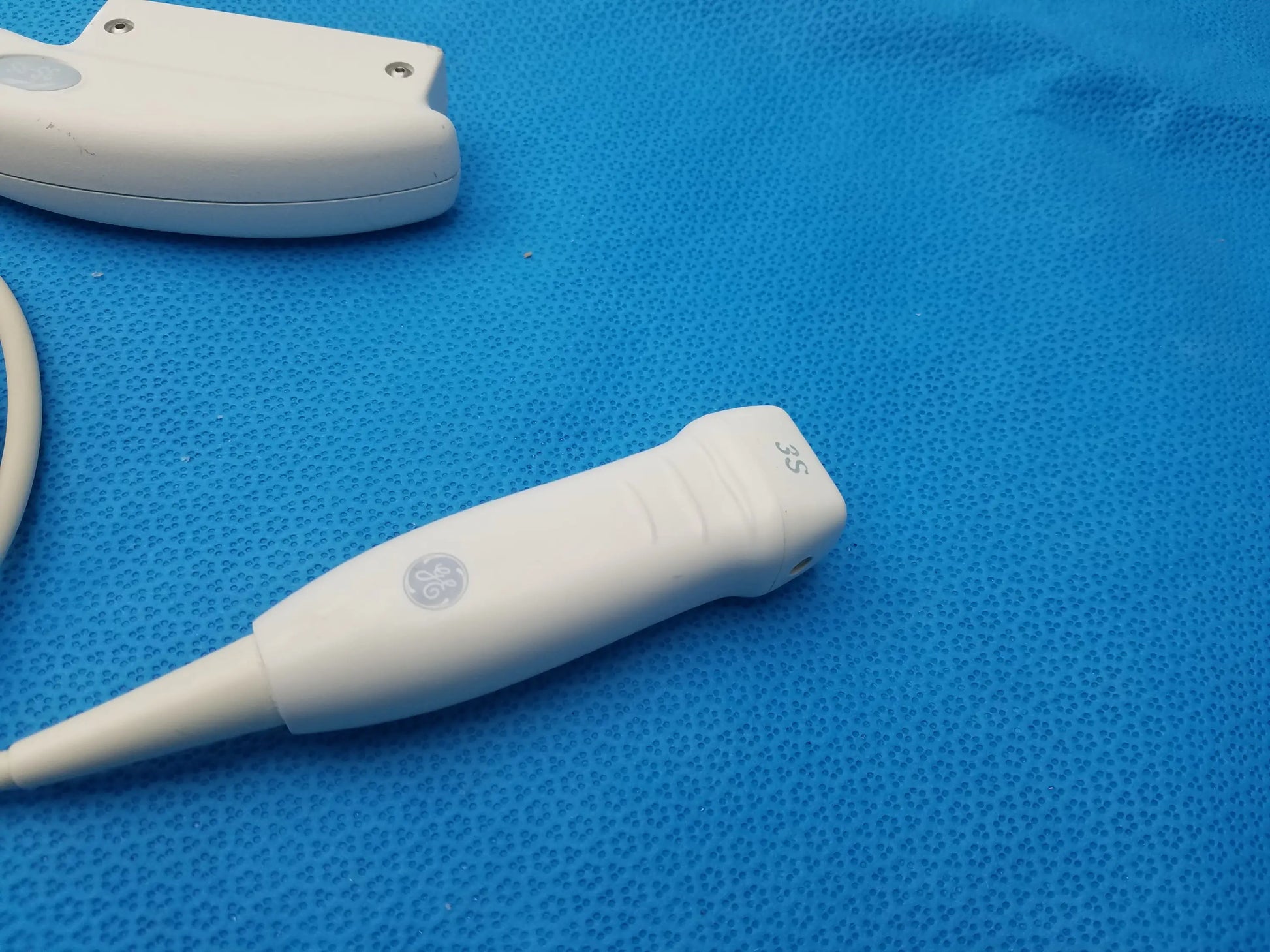 Ge medical systems 3s-rs white ultrasound transducer probe with smooth ergonomic design for ultrasound imaging