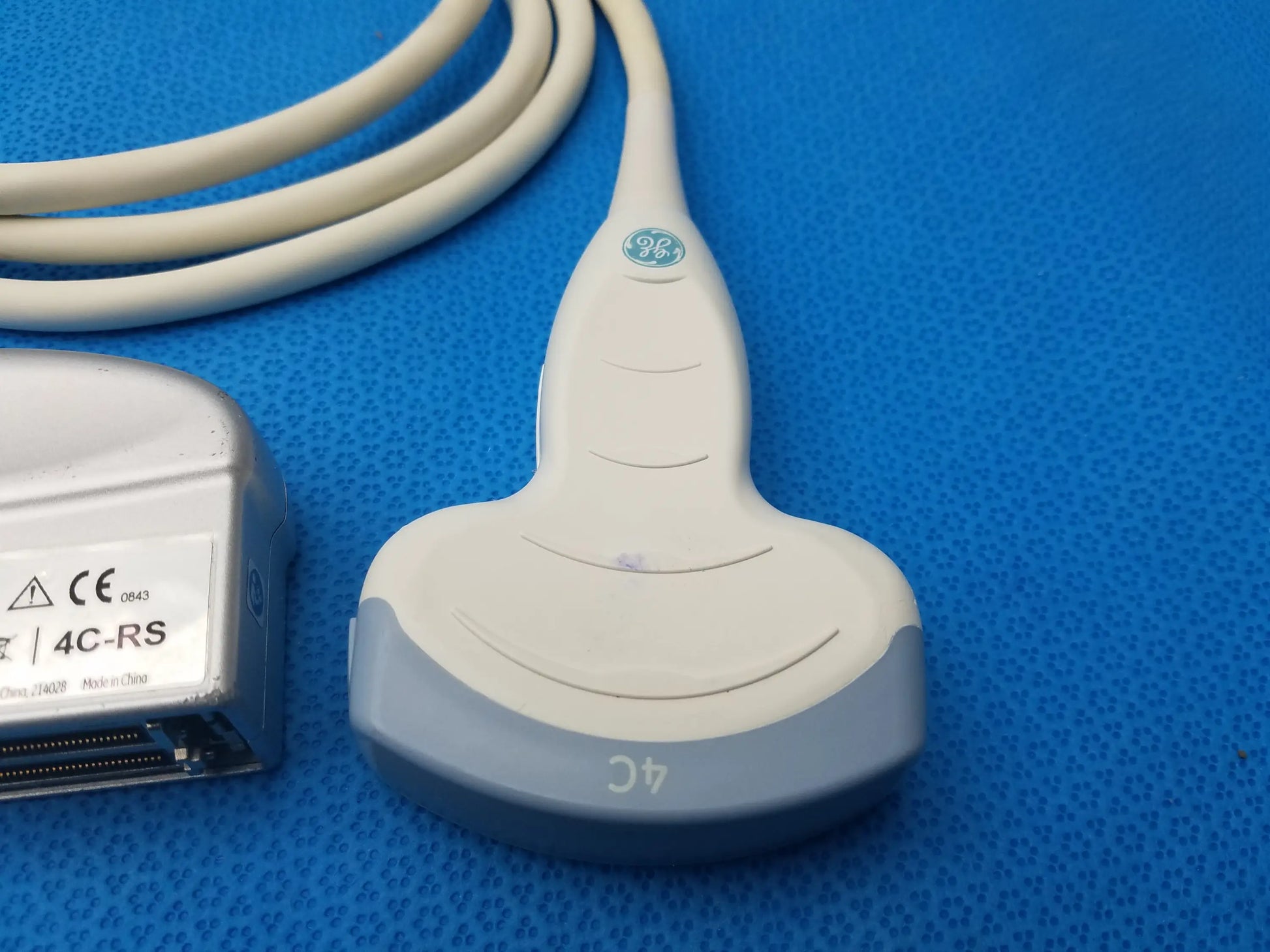 White and gray ge medical systems 4c-rs ultrasound convex array transducer probe with ergonomic curved design compatible ge ultrasound