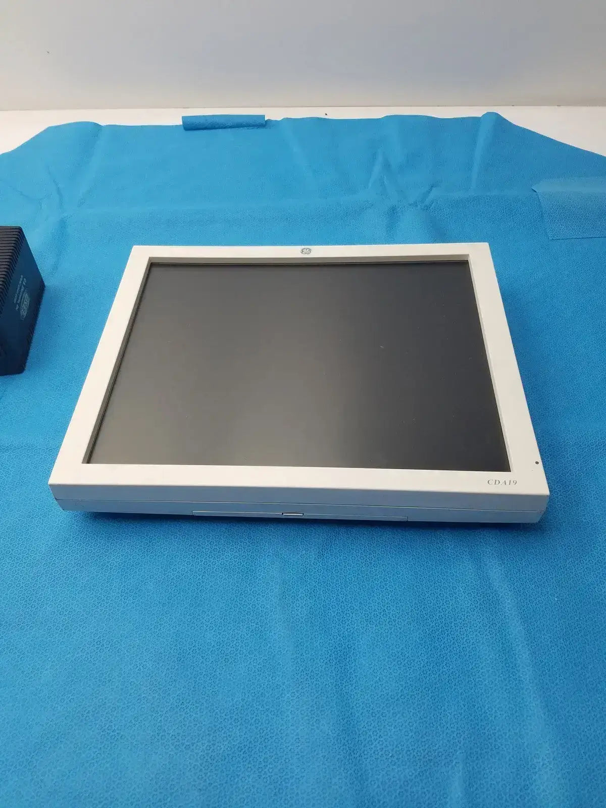 GE Medical Systems USE1903A LCD Flat Panel Monitor with Power Supply Medical LCD Monitor, second-hand product photo 2