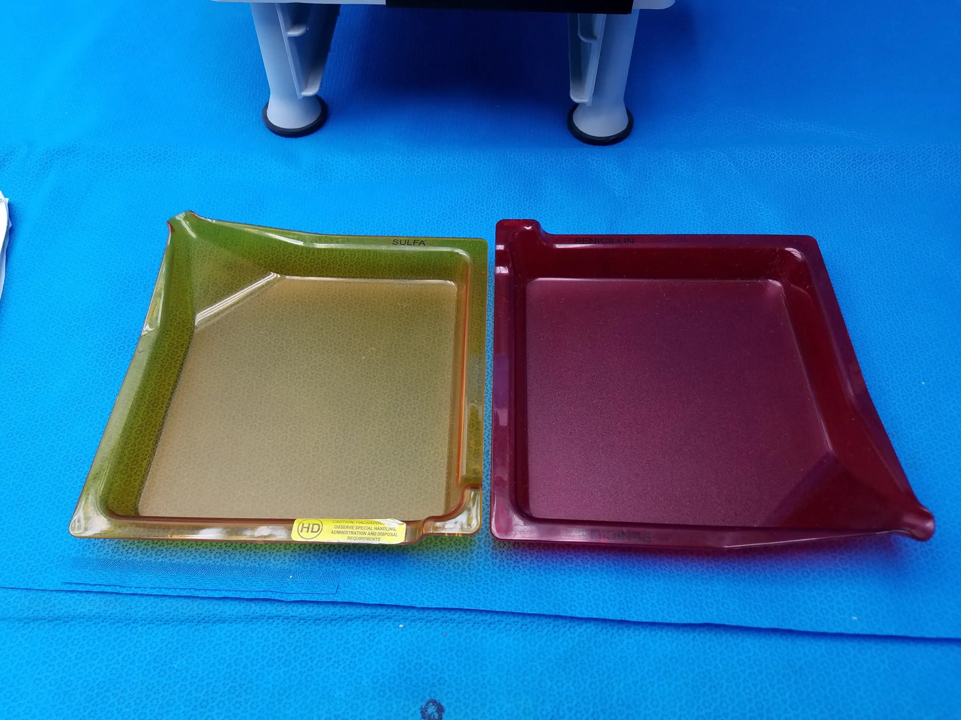 Two glossy plastic trays in olive green with gold interior and deep red for gse eyecon 9400 optical pill counter