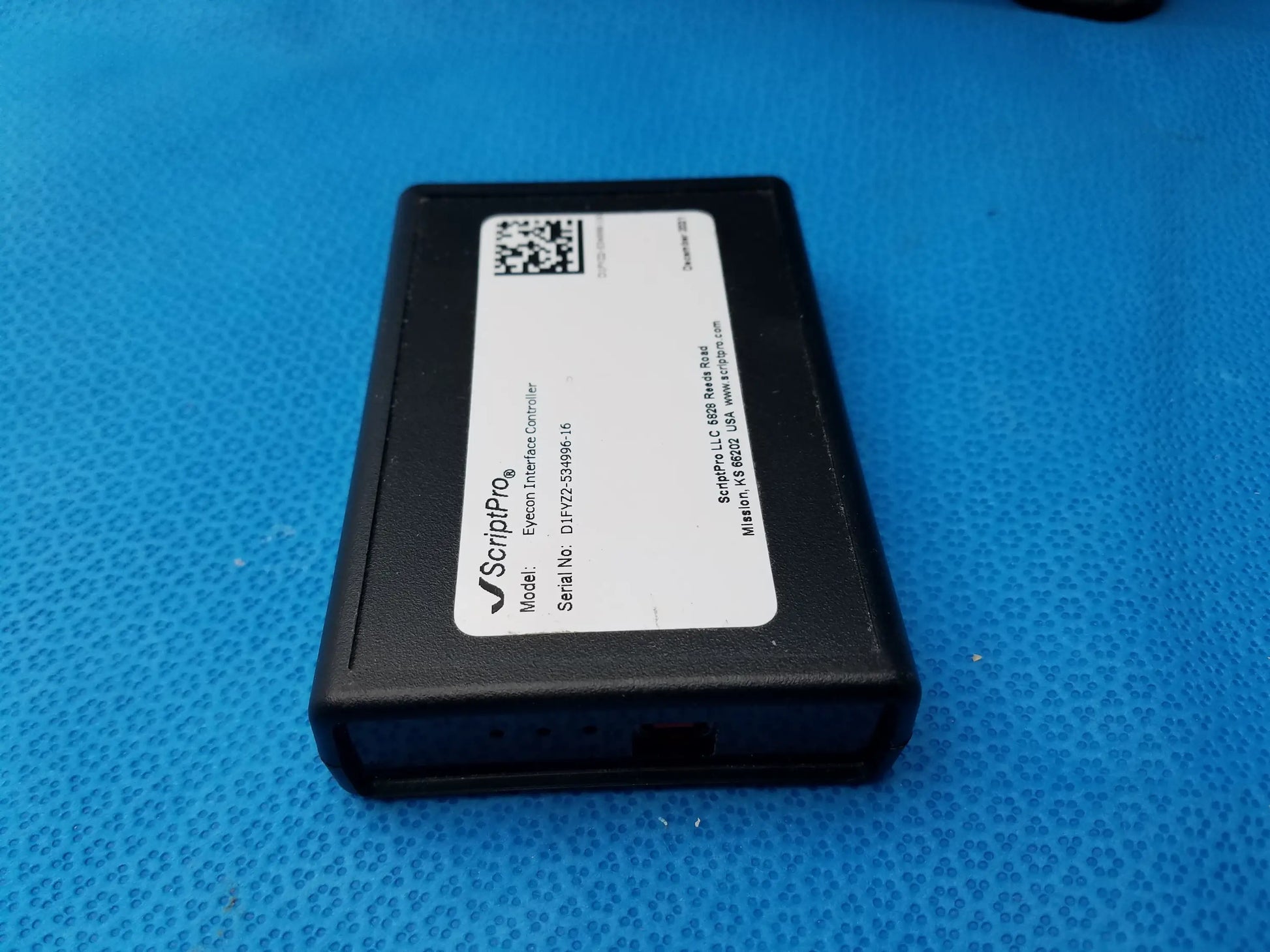 Black scriptpro eyeshot optical pill counter with white label and qr code for pharmacy optical counting use