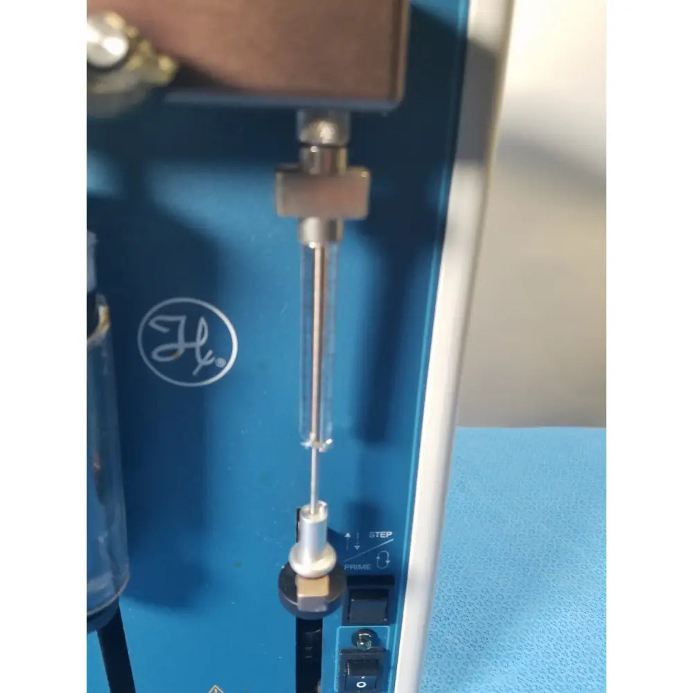 Blue Hamilton MICROLAB 500 series syringe pump dispenser with metallic vertical probe and control buttons for precise dosing