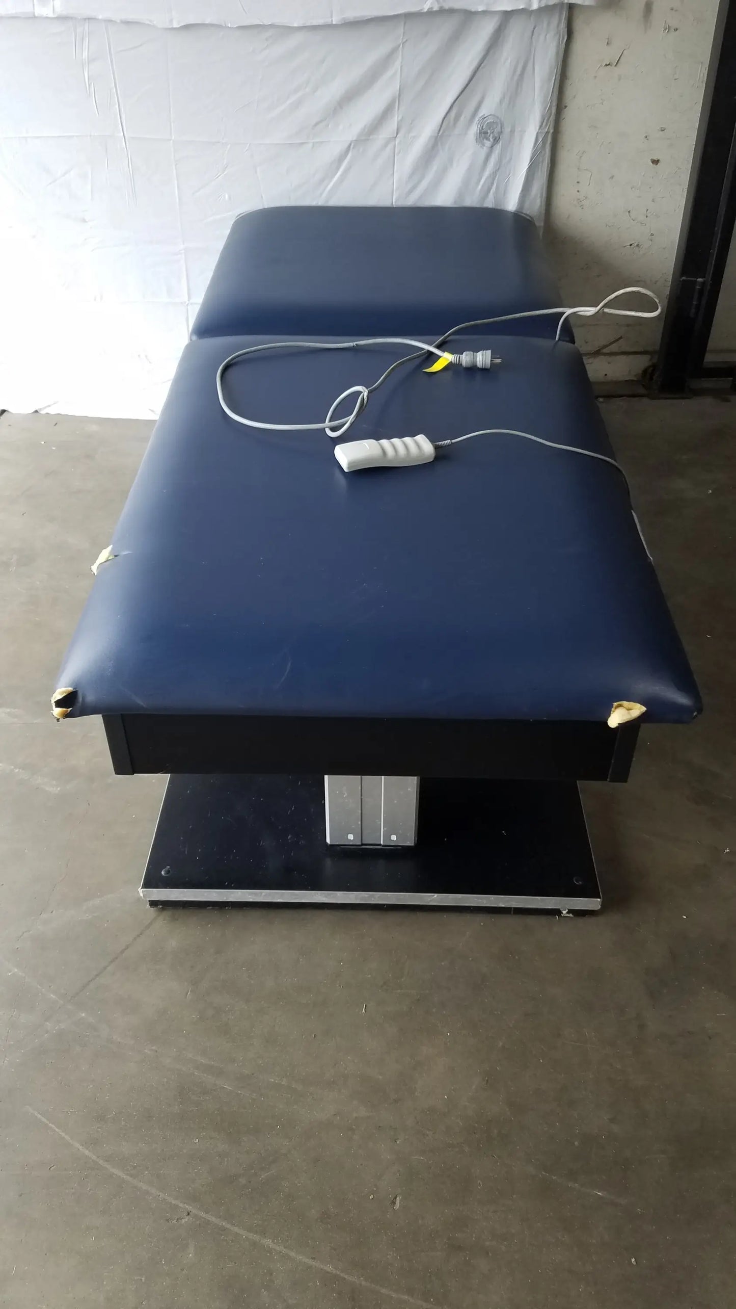 Reuse Medical Equipment Hausmann Bariatric Dual-Lift Electric Hi-Lo Treatment Table Powered Examination Tables, second-hand product photo 12