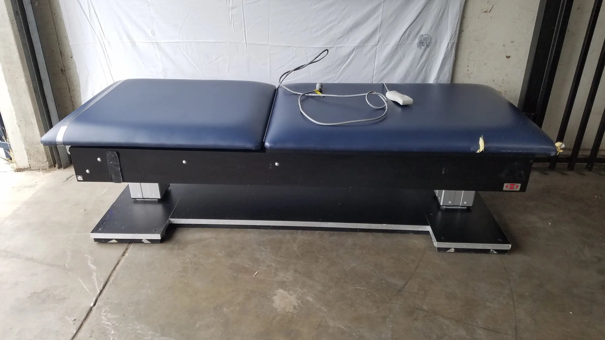 Reuse Medical Equipment Hausmann Bariatric Dual-Lift Electric Hi-Lo Treatment Table Powered Examination Tables, second-hand product photo 6