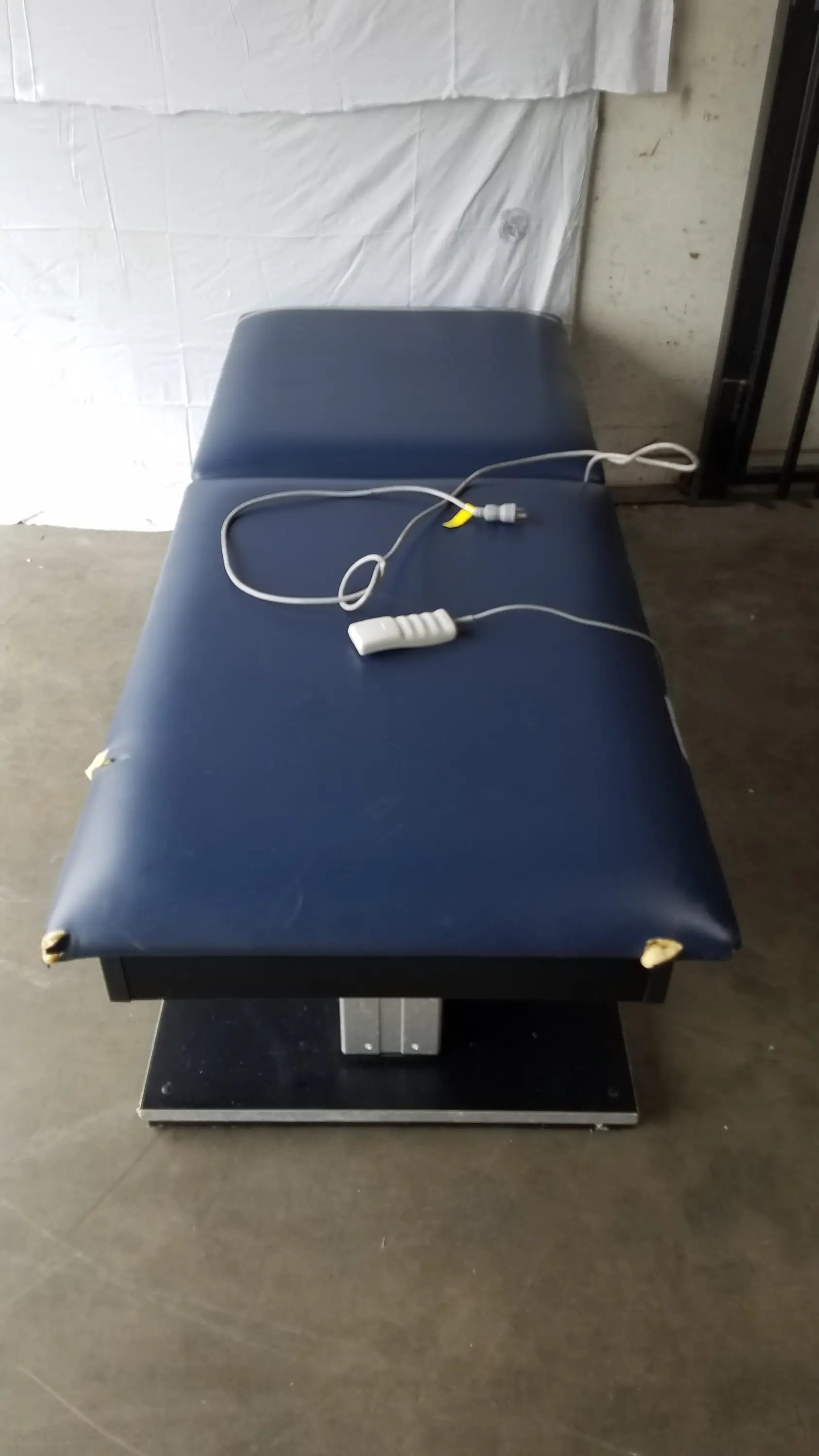 Reuse Medical Equipment Hausmann Bariatric Dual-Lift Electric Hi-Lo Treatment Table Powered Examination Tables, second-hand product photo 11