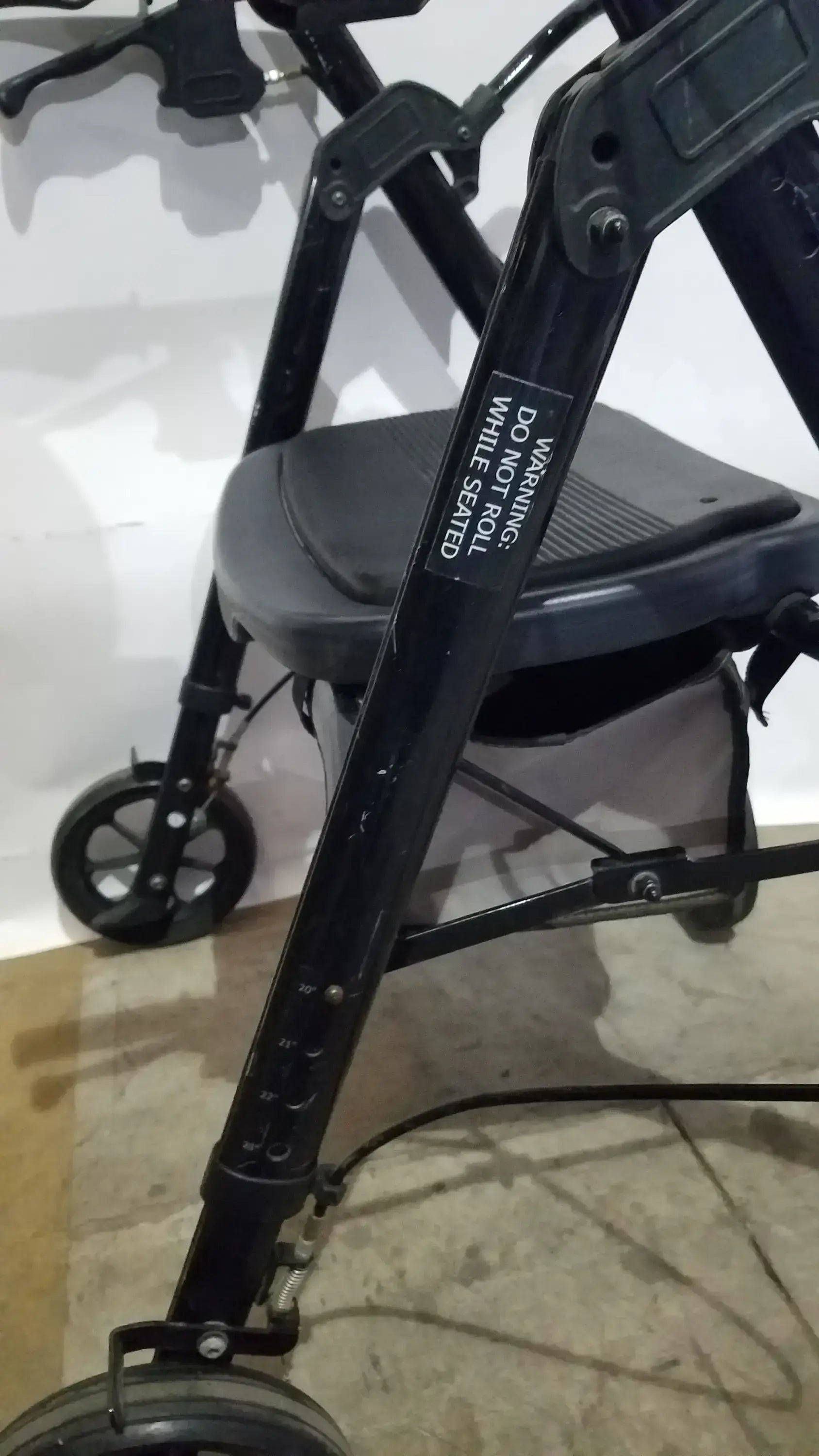 Reuse Medical Equipment Heavy Duty Rollator Walker with Seat, 4-Wheels Walkers, second-hand product photo 2