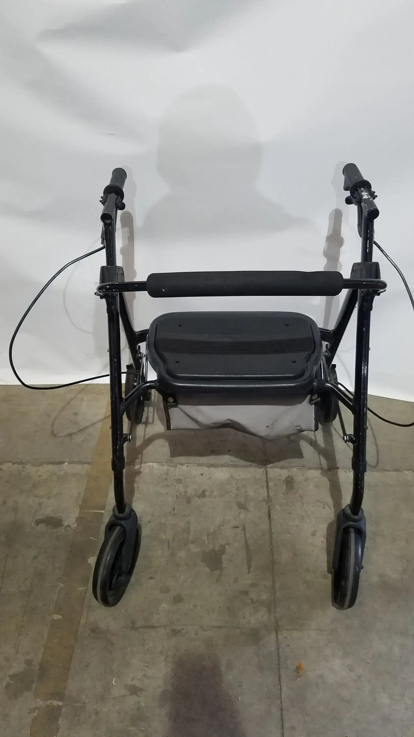 Reuse Medical Equipment Heavy Duty Rollator Walker with Seat, 4-Wheels Walkers, second-hand product photo 16