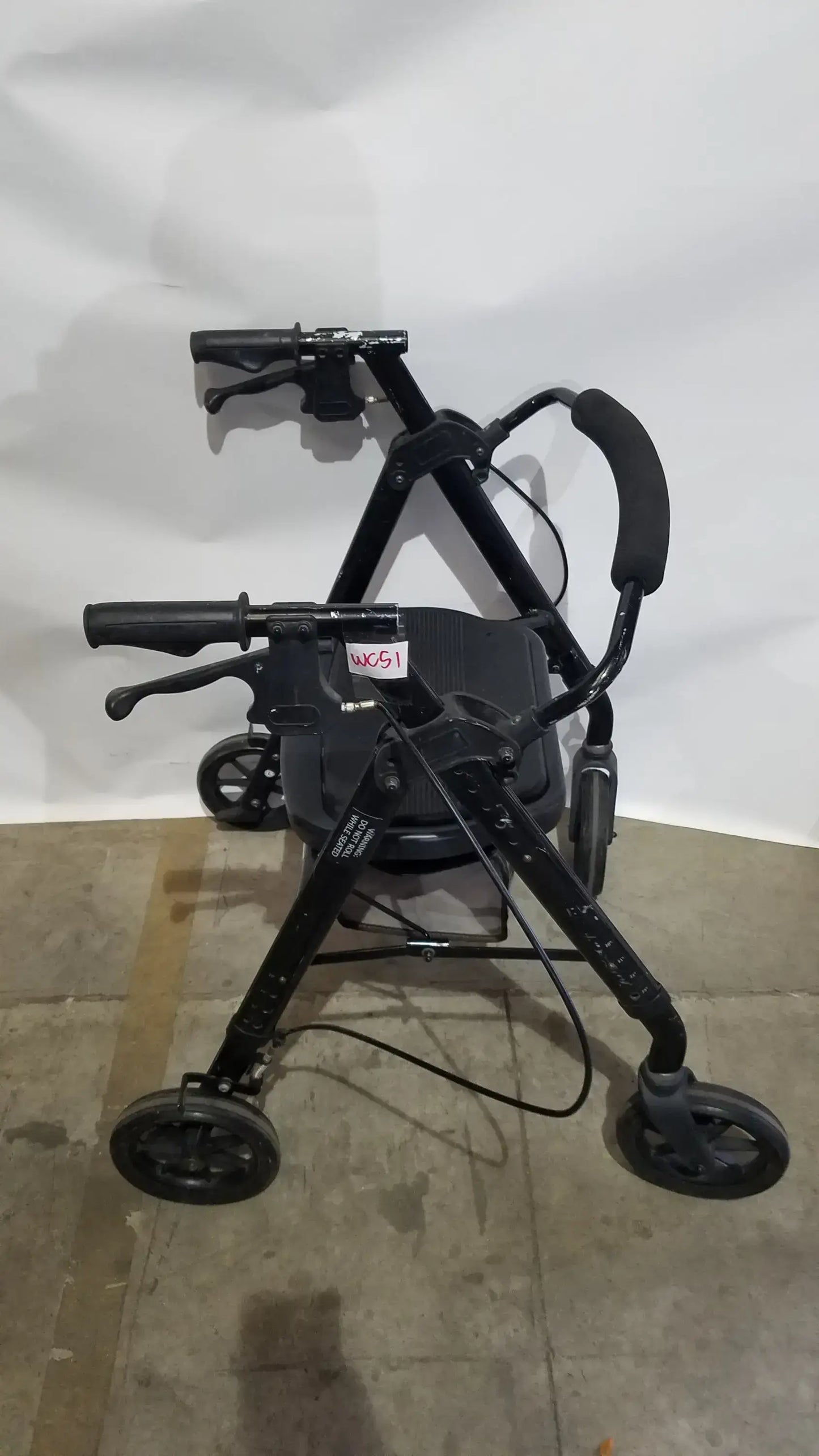 Reuse Medical Equipment Heavy Duty Rollator Walker with Seat, 4-Wheels Walkers, second-hand product photo 4