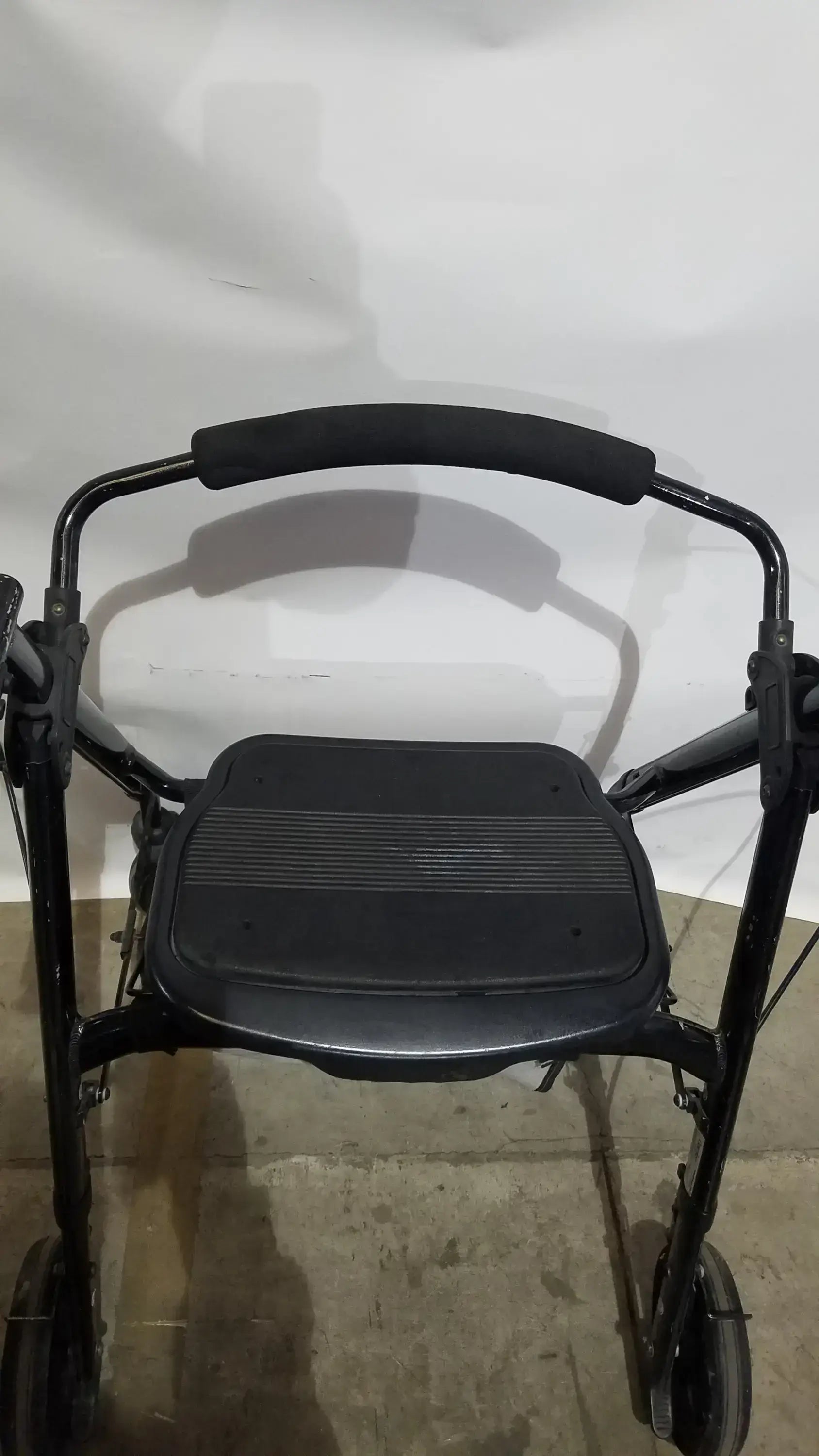 Reuse Medical Equipment Heavy Duty Rollator Walker with Seat, 4-Wheels Walkers, second-hand product photo 9