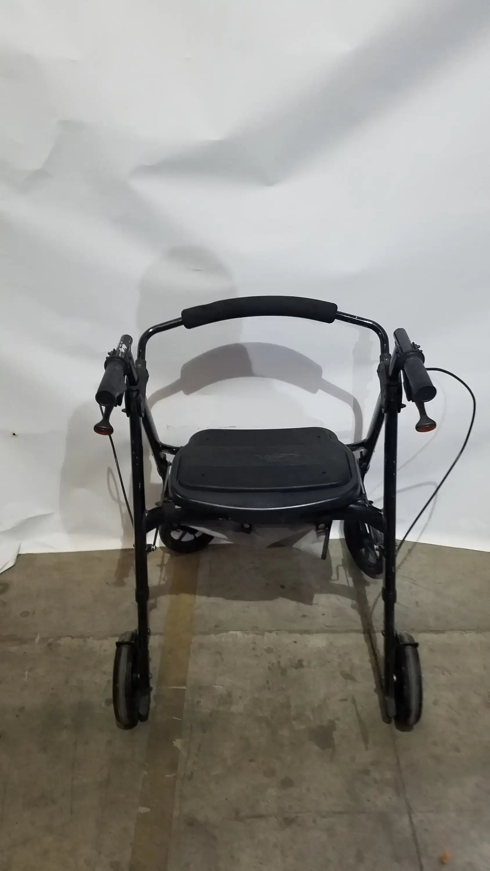 Reuse Medical Equipment Heavy Duty Rollator Walker with Seat, 4-Wheels Walkers, second-hand product photo 5