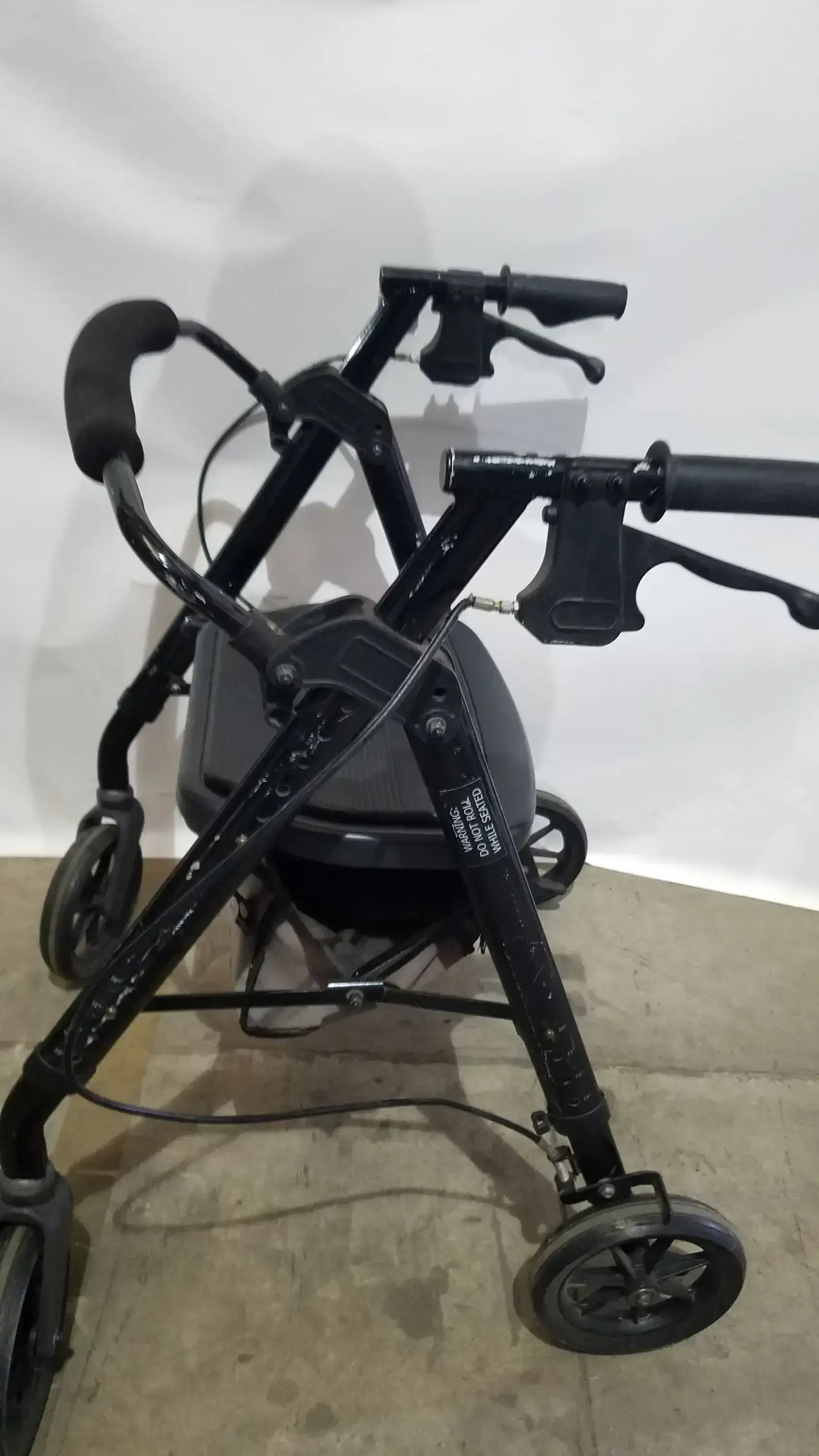 Reuse Medical Equipment Heavy Duty Rollator Walker with Seat, 4-Wheels Walkers, second-hand product photo 12