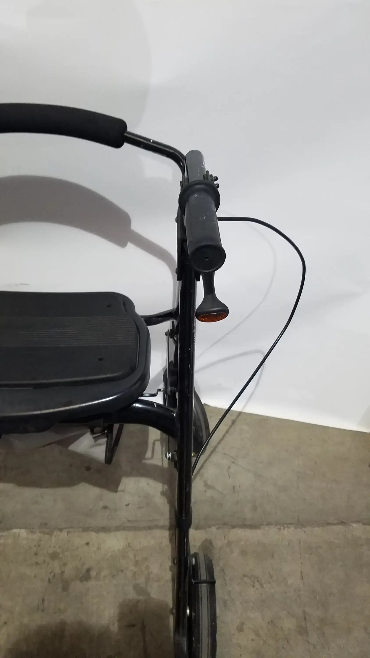 Reuse Medical Equipment Heavy Duty Rollator Walker with Seat, 4-Wheels Walkers, second-hand product photo 6