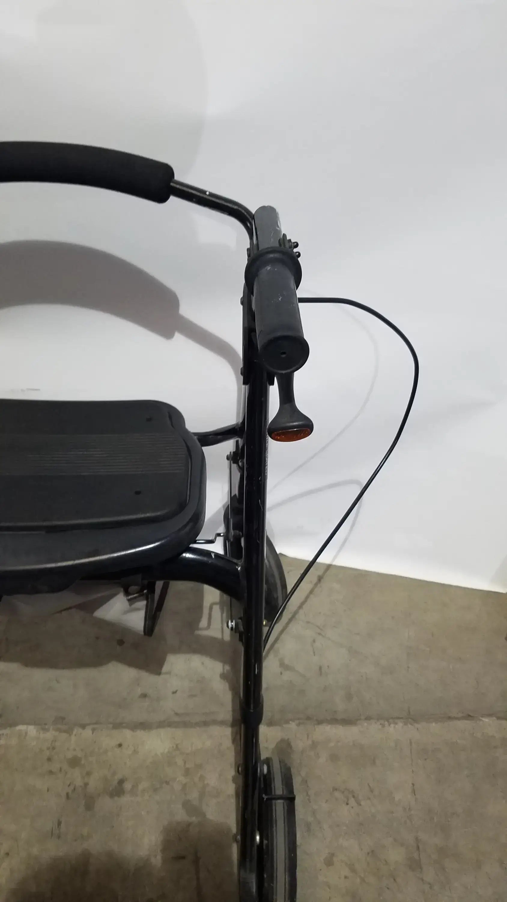 Reuse Medical Equipment Heavy Duty Rollator Walker with Seat, 4-Wheels Walkers, second-hand product photo 6