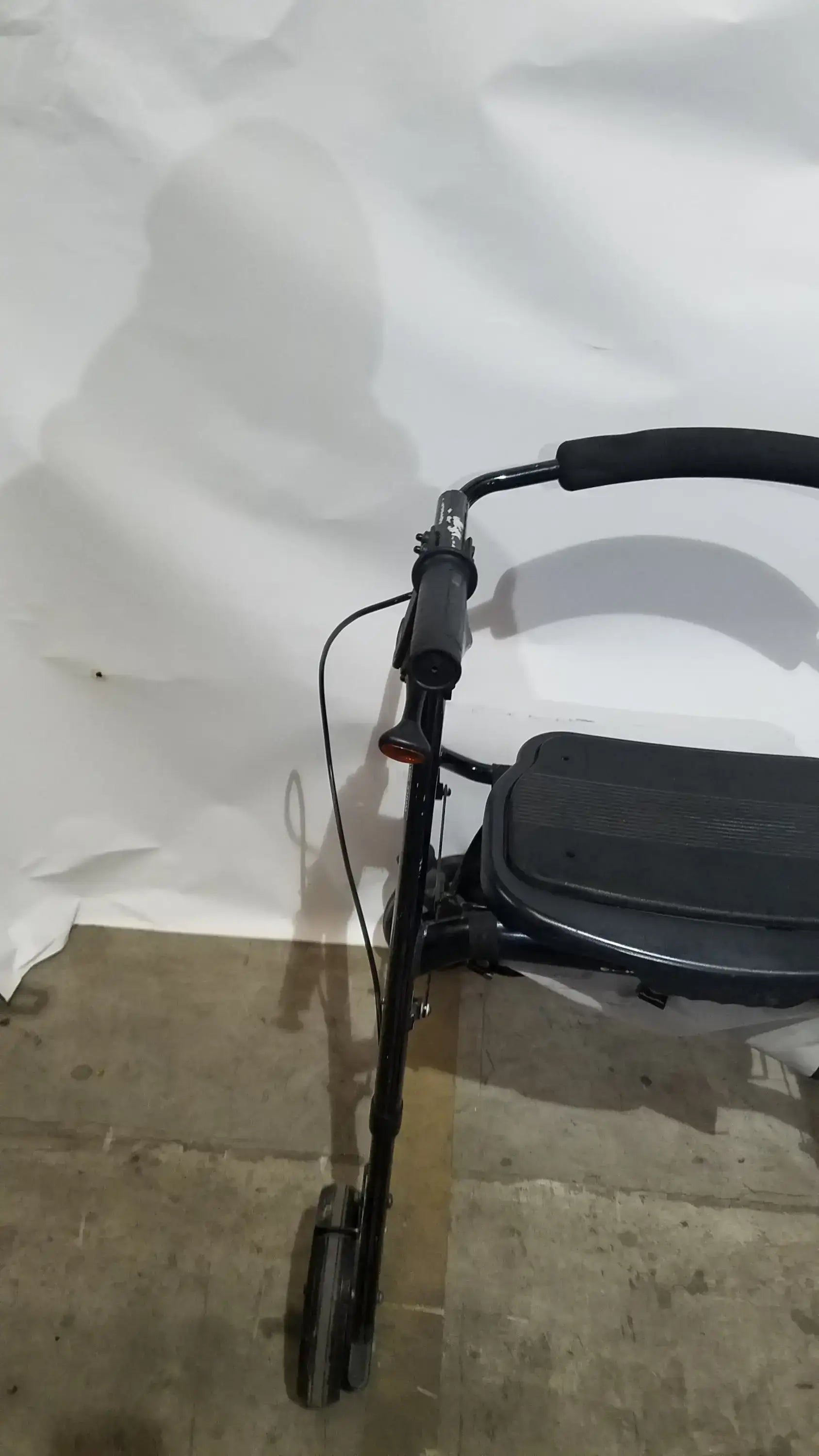 Reuse Medical Equipment Heavy Duty Rollator Walker with Seat, 4-Wheels Walkers, second-hand product photo 7