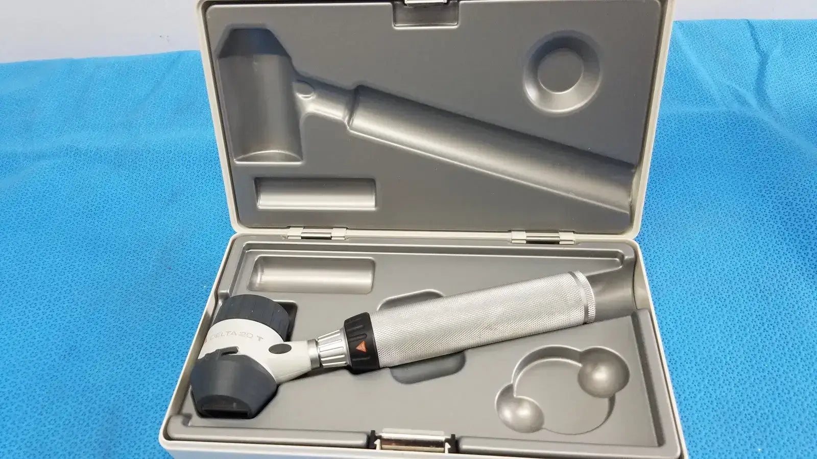 HEINE DELTA 20 T Dermatoscop Head Set & Handle with Case Dermatoscope, as-is (for parts) product photo 1