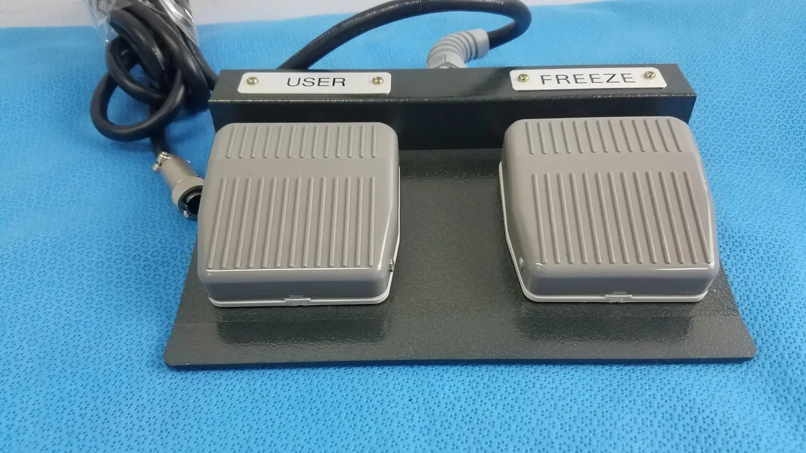 Reuse Medical Hitachi EZU-FS2 Dual Foot Switch Pedal for Medical Equipment KE11337401 Foot Pedals, second-hand product photo 1