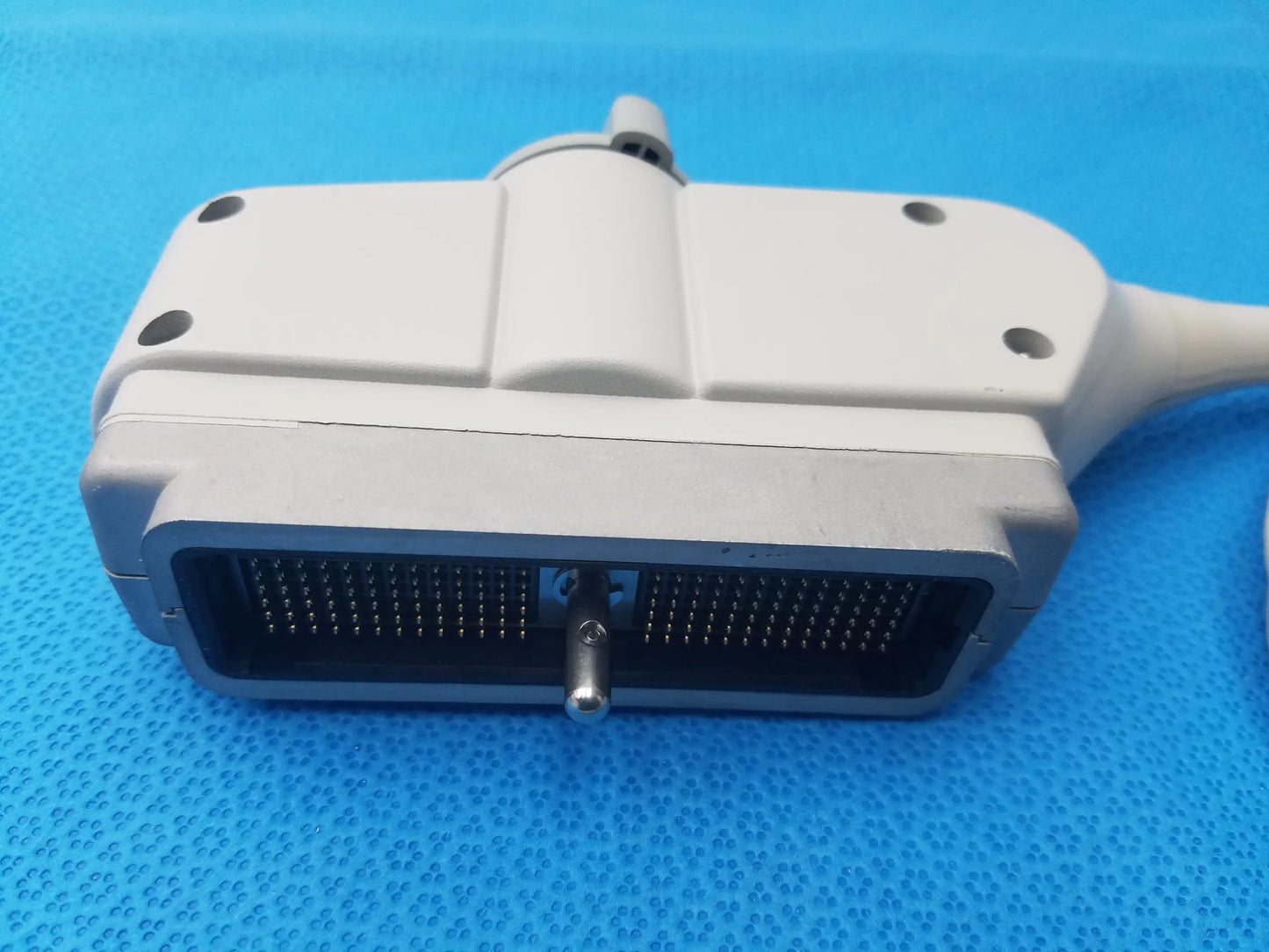 Hl5-9ed linear ultrasound transducer probe with white body gray metallic connector housing and fine pin array for ultrasound imaging