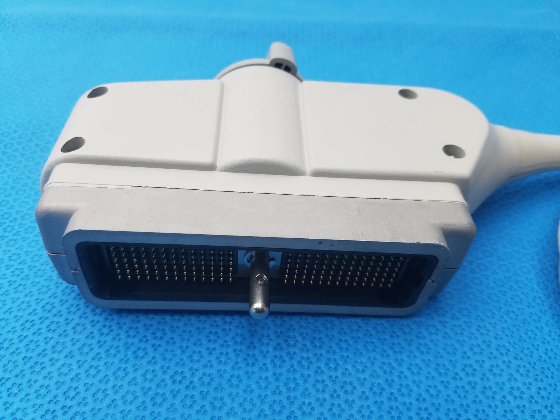 Hl5-9ed linear ultrasound transducer probe with white body gray metallic connector housing and fine pin array for ultrasound imaging