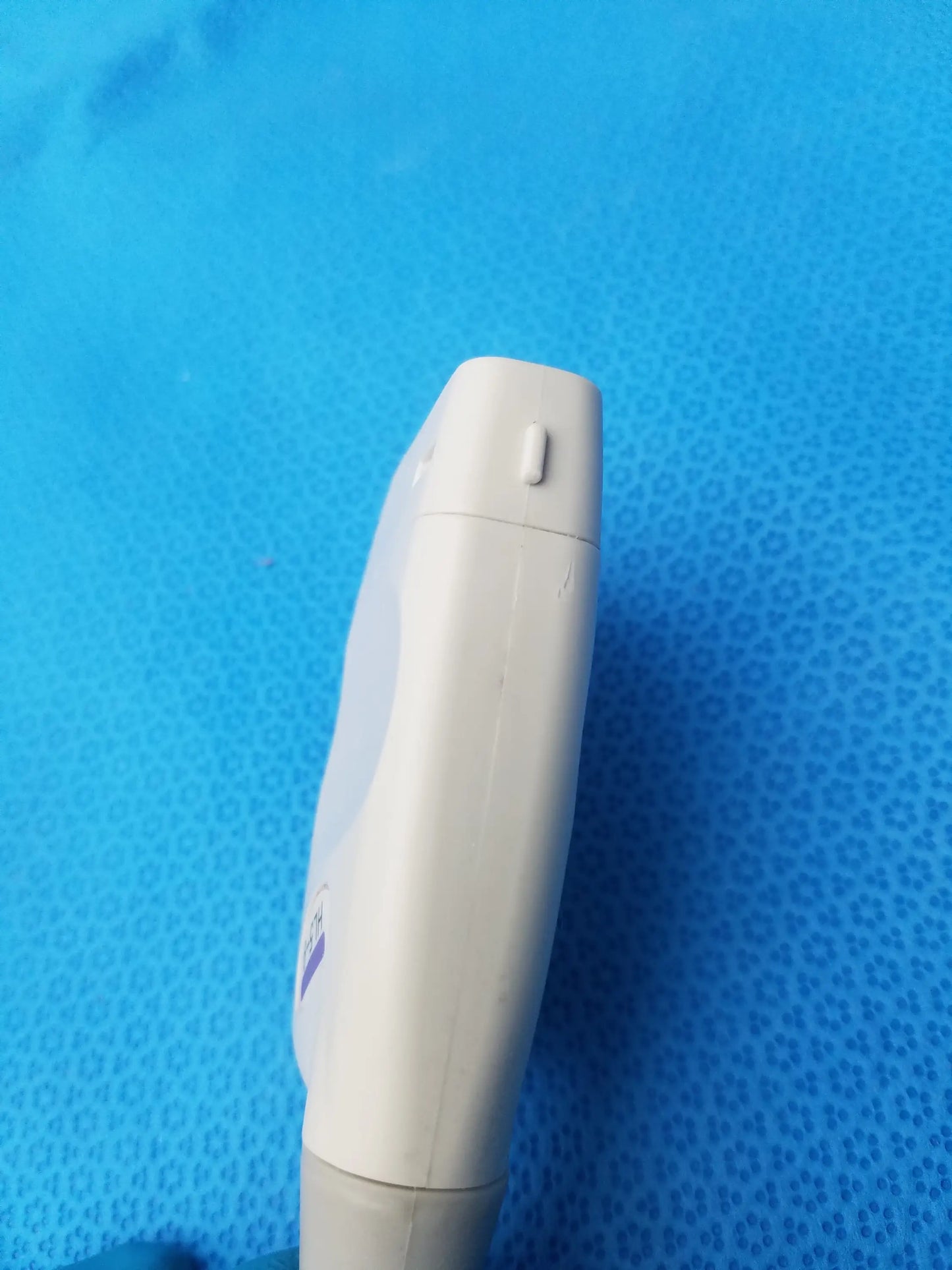 White plastic hl5-9ed linear ultrasound transducer probe with small rectangular button for ultrasound imaging use
