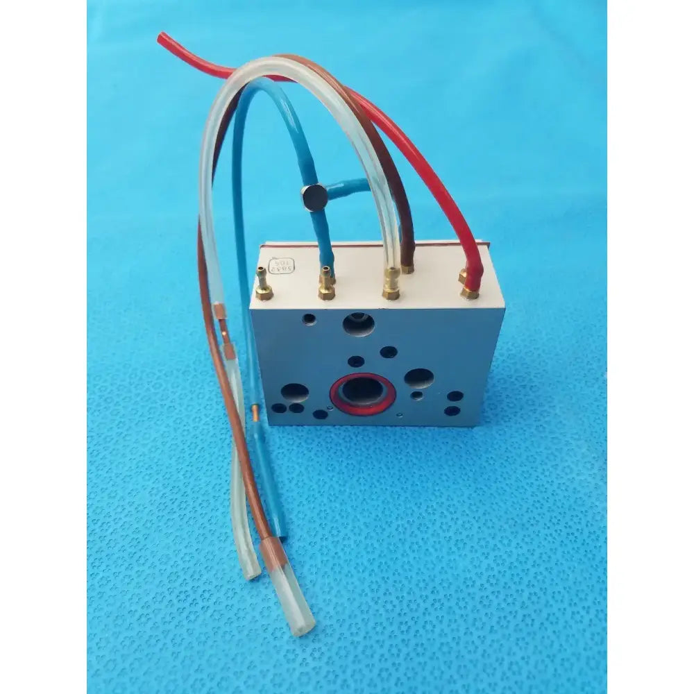 Generic Hydraulic Manifold Silver With 4 Pipes/Cable Hydraulic Manifold, second-hand product photo 1