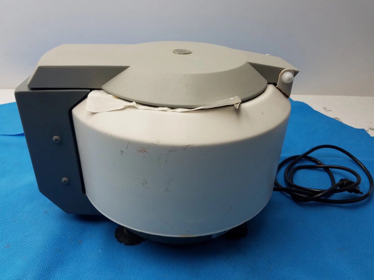 IEC Centra CL2 Benchtop Centrifuge Benchtop Centrifuge, second-hand product photo 3