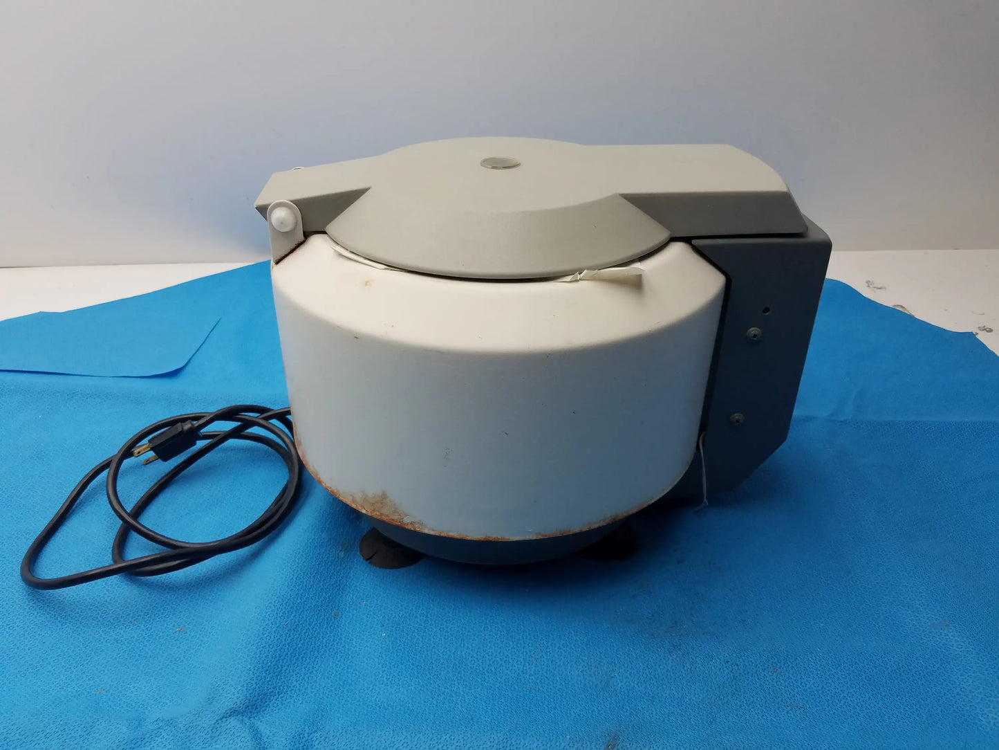 IEC Centra CL2 Benchtop Centrifuge Benchtop Centrifuge, second-hand product photo 6