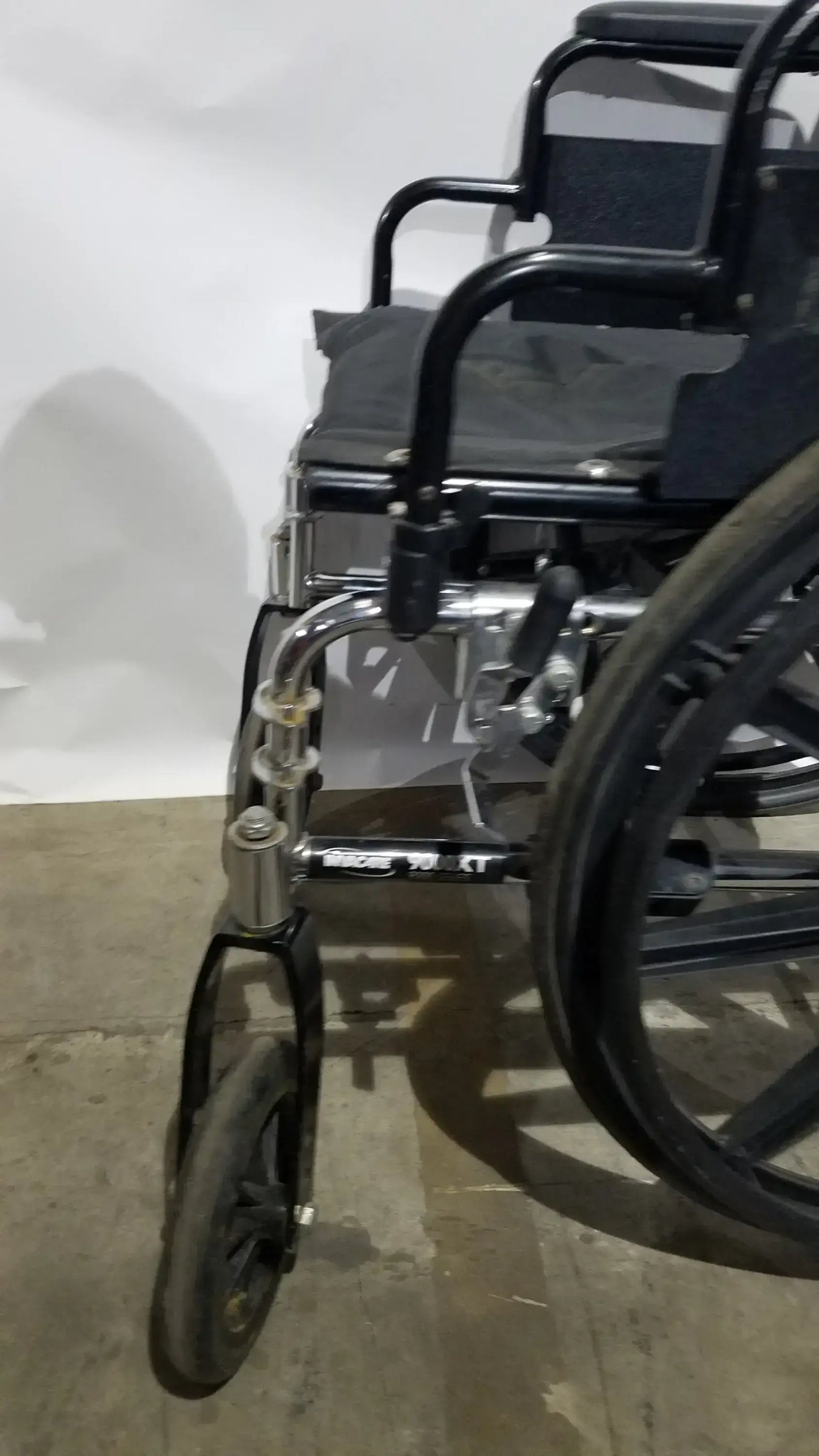 Reuse Medical Equipment Invacare 9000 XT Manual Wheelchair Folding Heavy Duty Mobility Medical Chair Wheelchairs, second-hand product photo 10