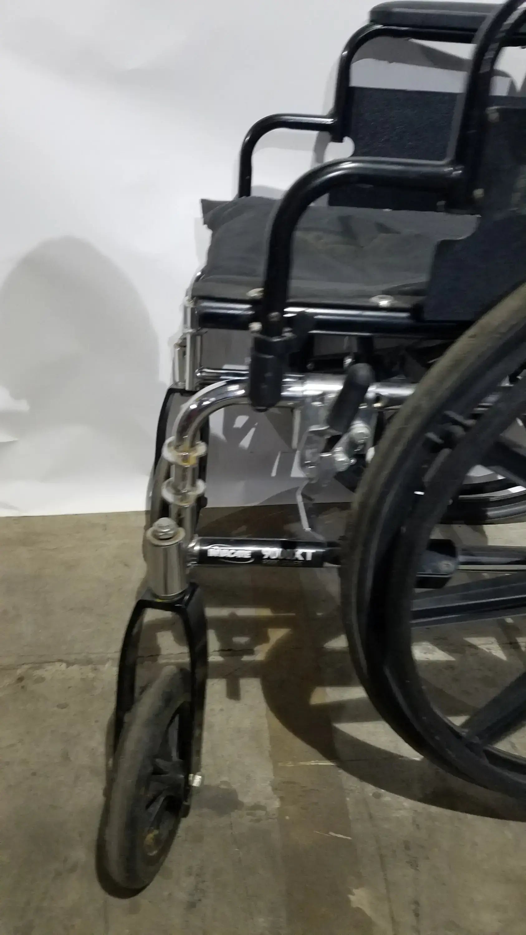 Reuse Medical Equipment Invacare 9000 XT Manual Wheelchair Folding Heavy Duty Mobility Medical Chair Wheelchairs, second-hand product photo 10