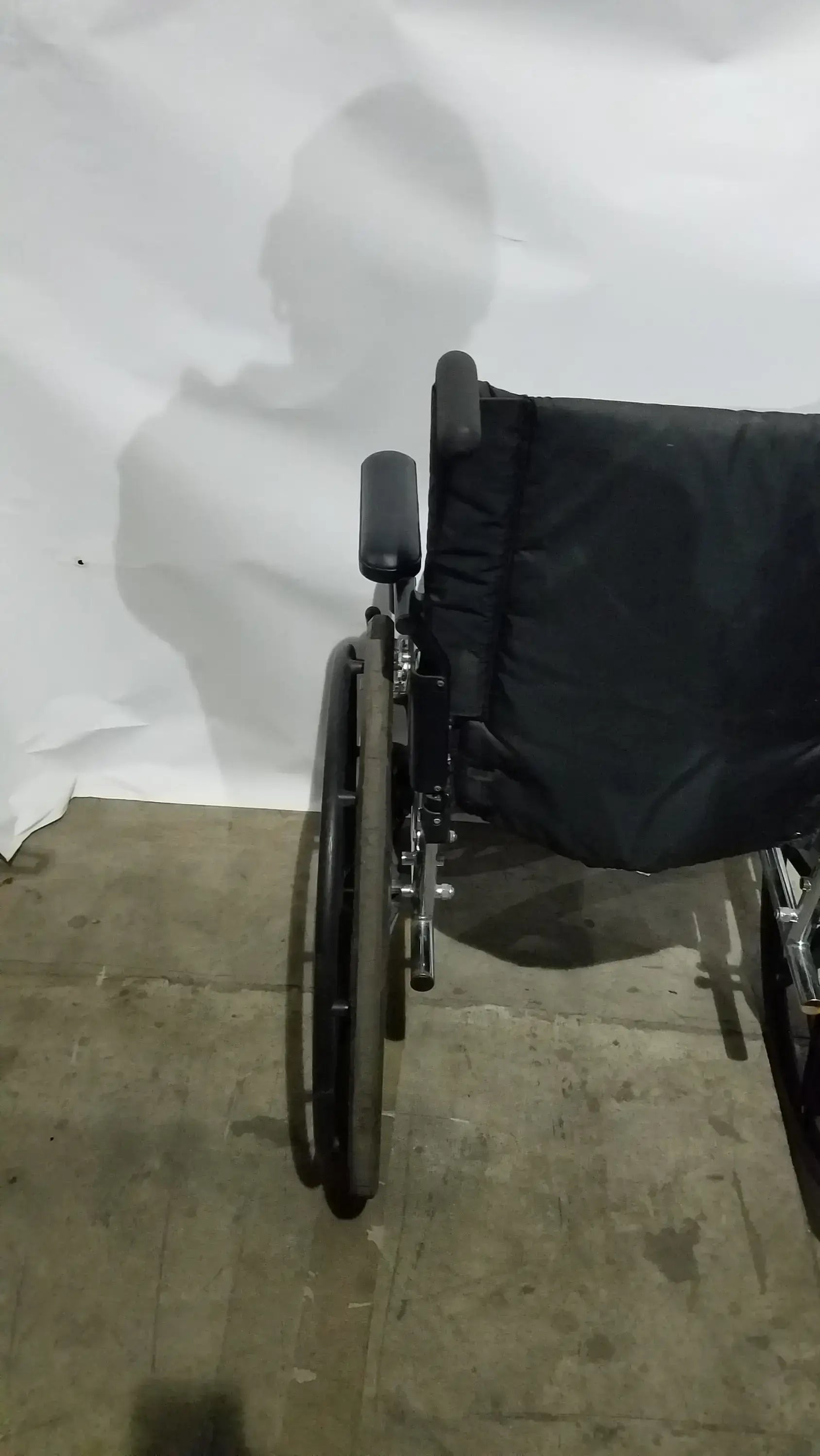 Reuse Medical Equipment Invacare 9000 XT Manual Wheelchair Folding Heavy Duty Mobility Medical Chair Wheelchairs, second-hand product photo 4