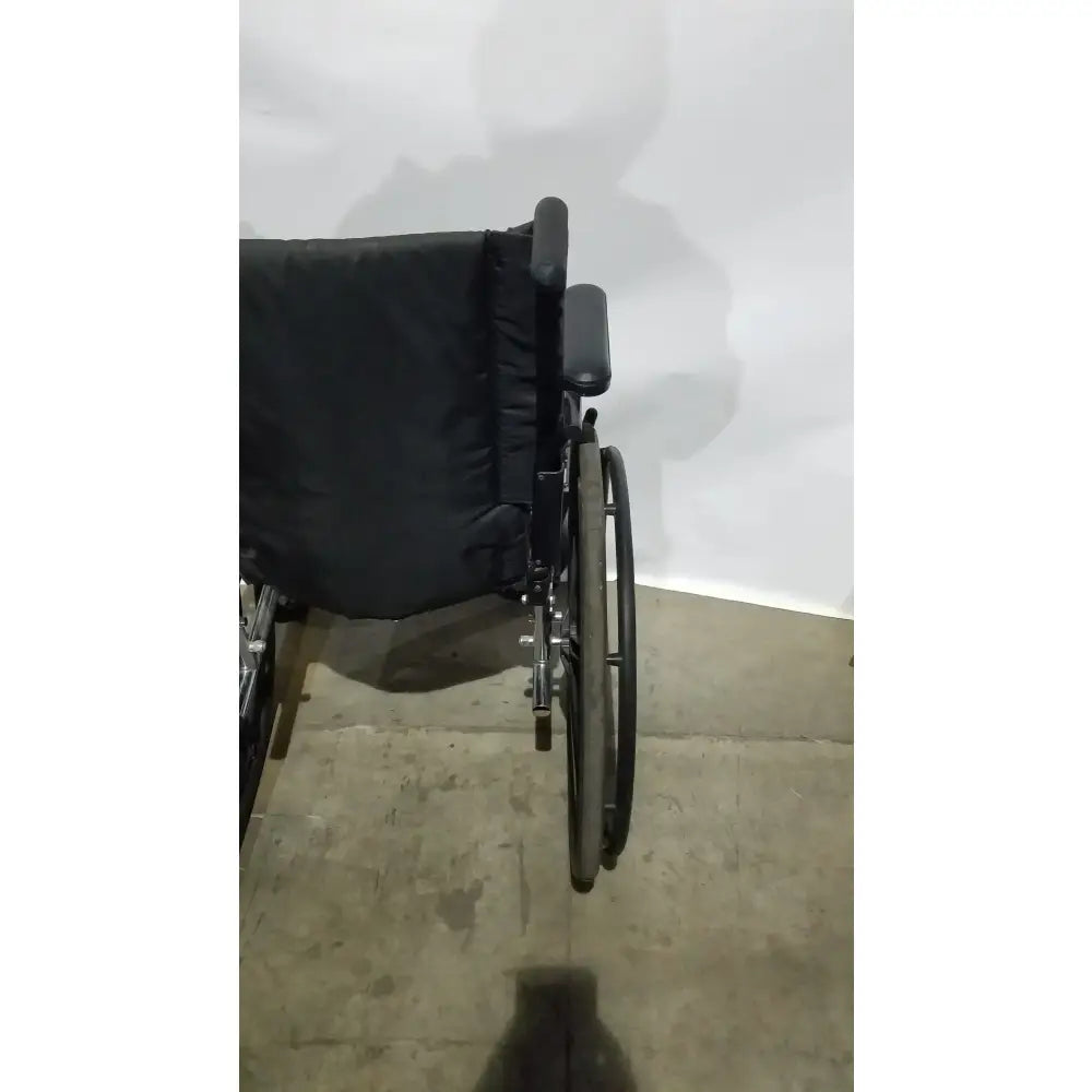 Reuse Medical Equipment Invacare 9000 XT Manual Wheelchair Folding Heavy Duty Mobility Medical Chair Wheelchairs, second-hand product photo 3