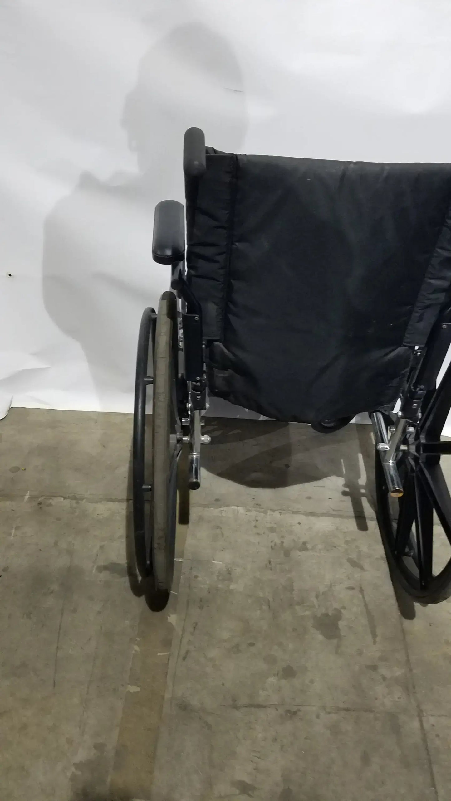 Reuse Medical Equipment Invacare 9000 XT Manual Wheelchair Folding Heavy Duty Mobility Medical Chair Wheelchairs, second-hand product photo 5